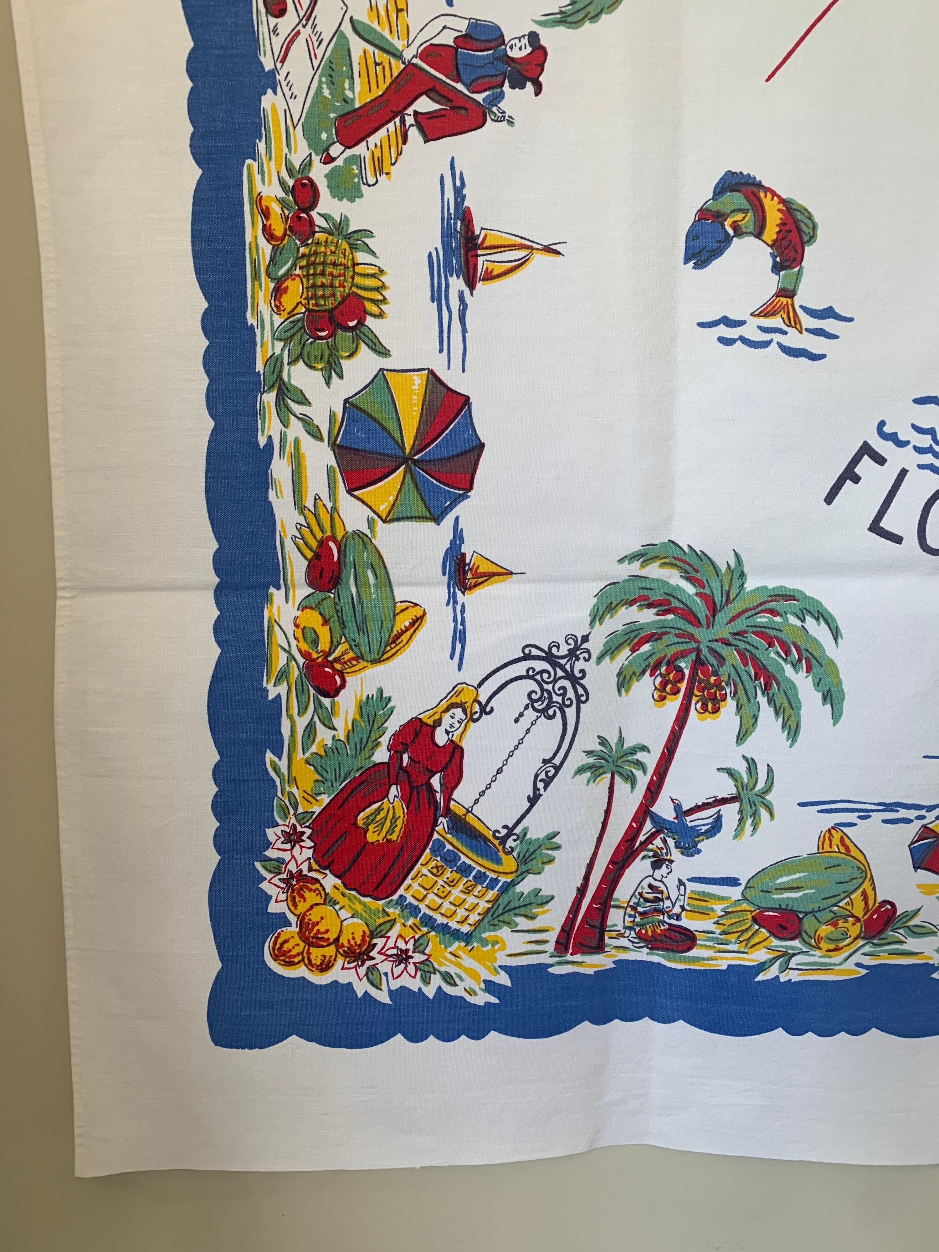 Florida-Souvenir-Tischdecke aus der Mitte des Jahrhunderts. Weiße Baumwolltischdecke mit mehrfarbig bedruckten Wahrzeichen Floridas. Die Farben bleiben leuchtend und der Stoff wurde professionell gebügelt.