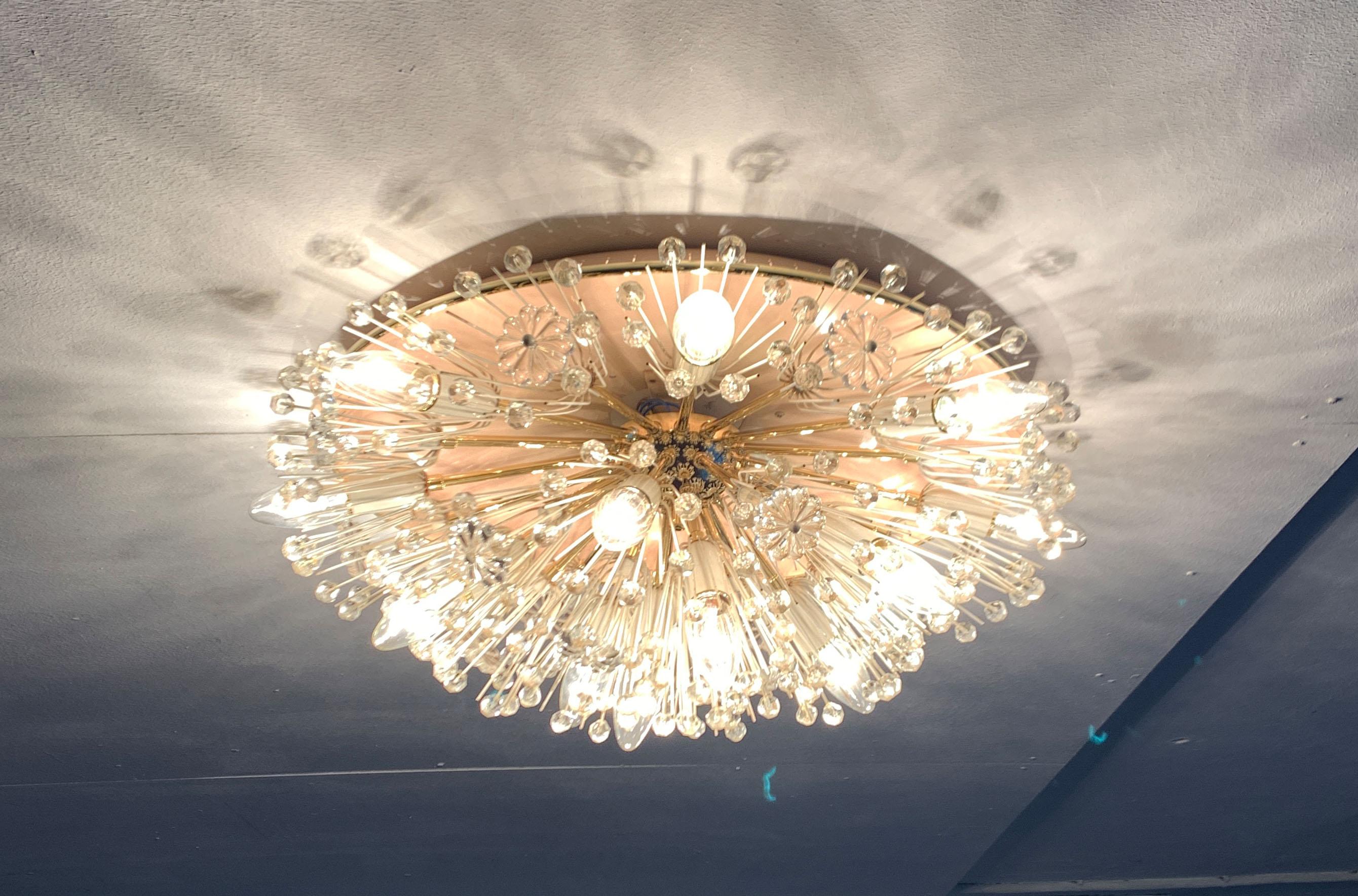 Rare plafonnier de Rupert Design-Light d'après un design d'Emil Stejnar. Il s'agit ici d'une version particulièrement grande avec une coque réflectrice.

Un design impressionnant, dont les formes et les détails s'inspirent de la flore. La lampe se