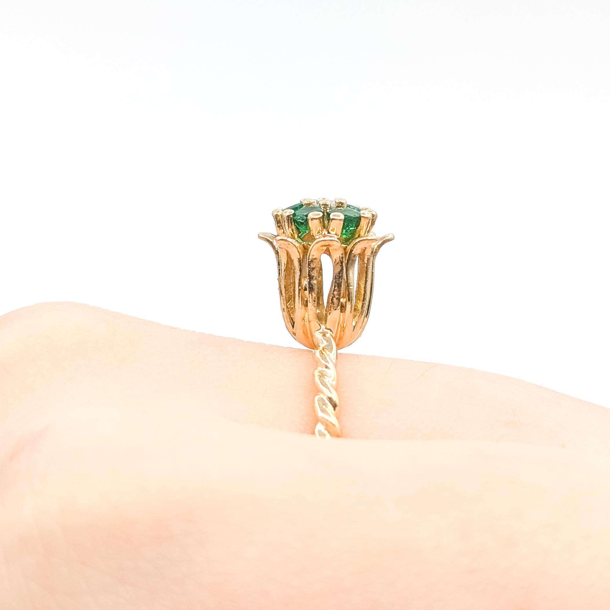Taglio rotondo Mid-Century Flower Emerald & Diamond Ring in 14k Yellow Gold in vendita