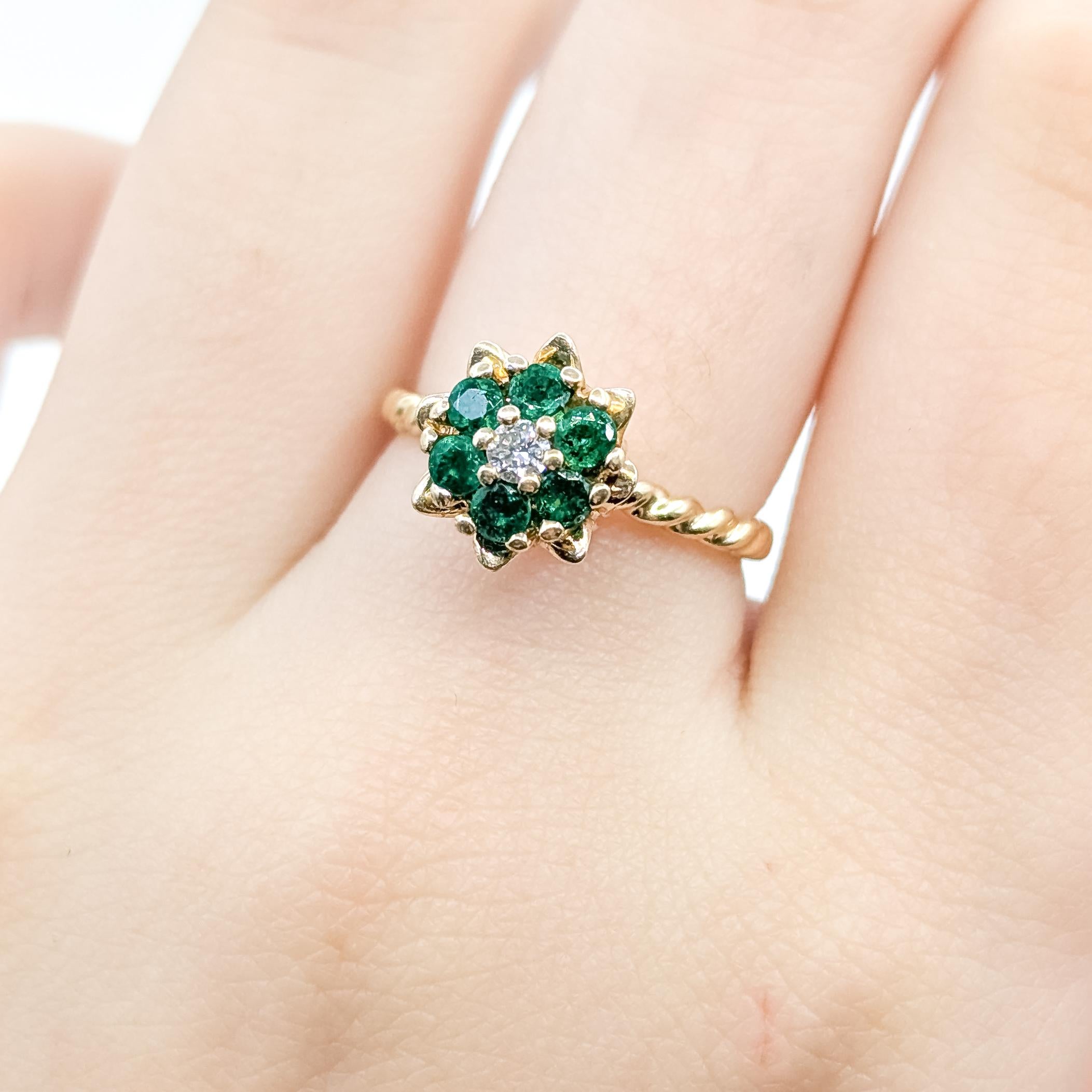Mid-Century Flower Emerald & Diamond Ring in 14k Yellow Gold In condizioni ottime in vendita a Bloomington, MN