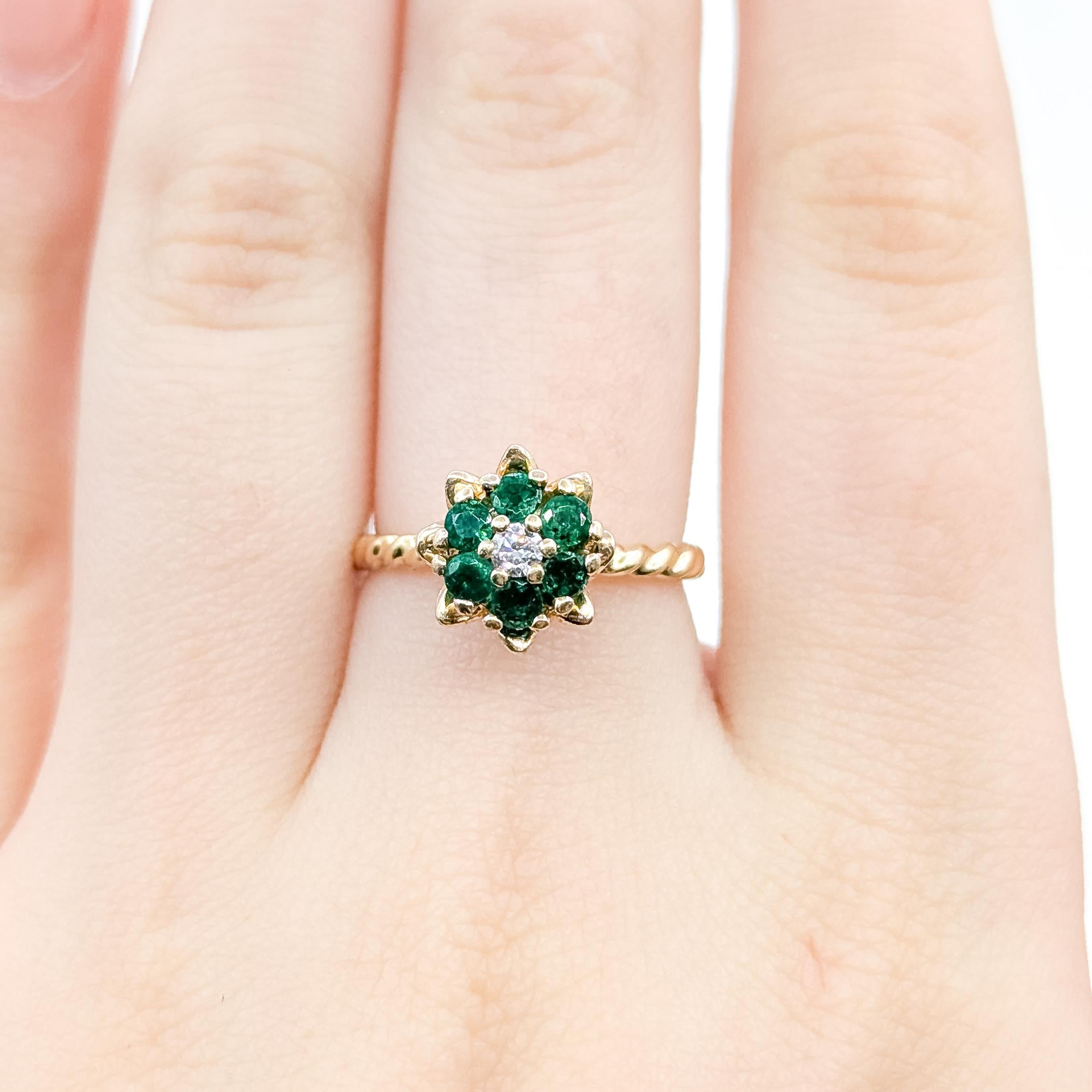 Donna Mid-Century Flower Emerald & Diamond Ring in 14k Yellow Gold in vendita