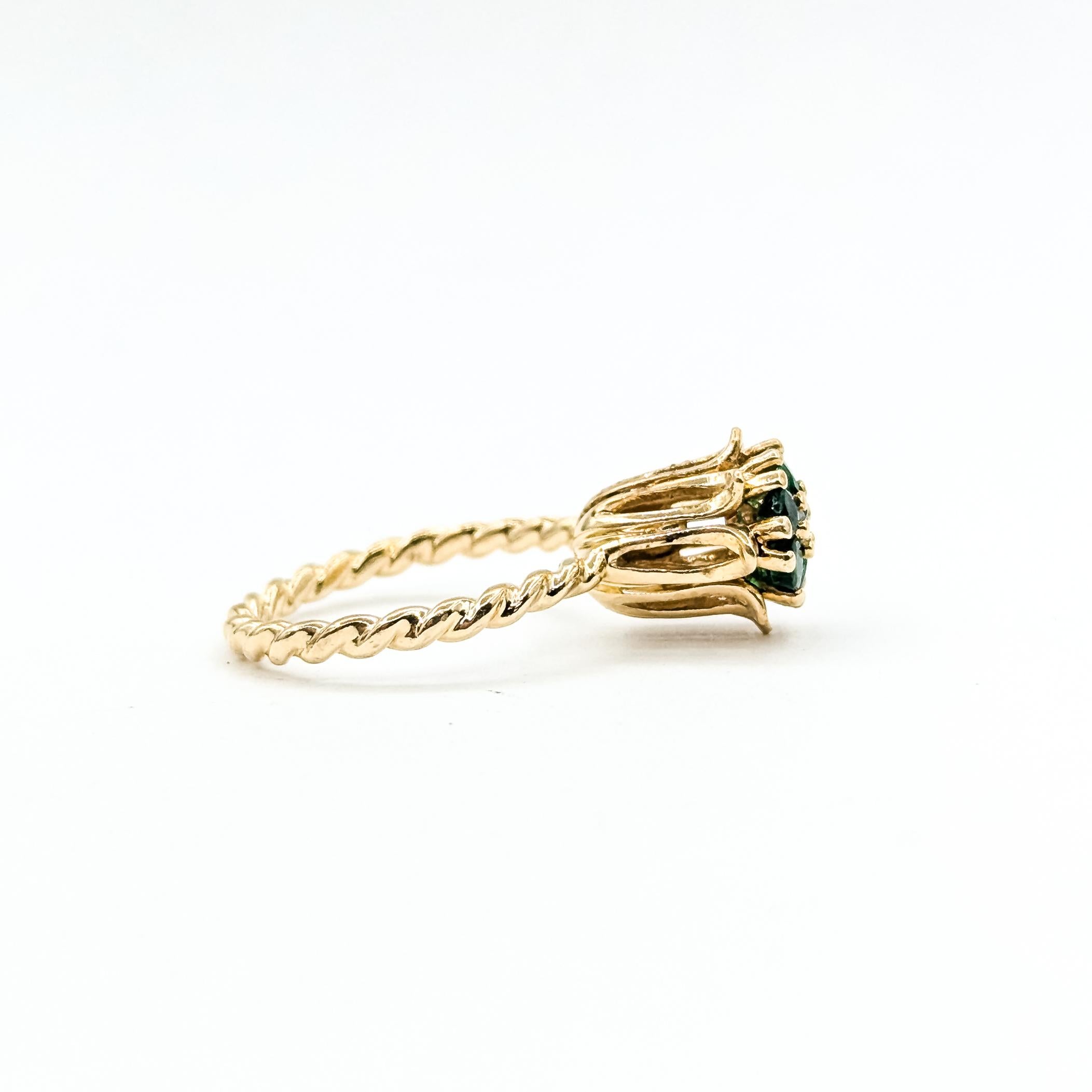 Mid-Century Flower Emerald & Diamond Ring in 14k Yellow Gold in vendita 1