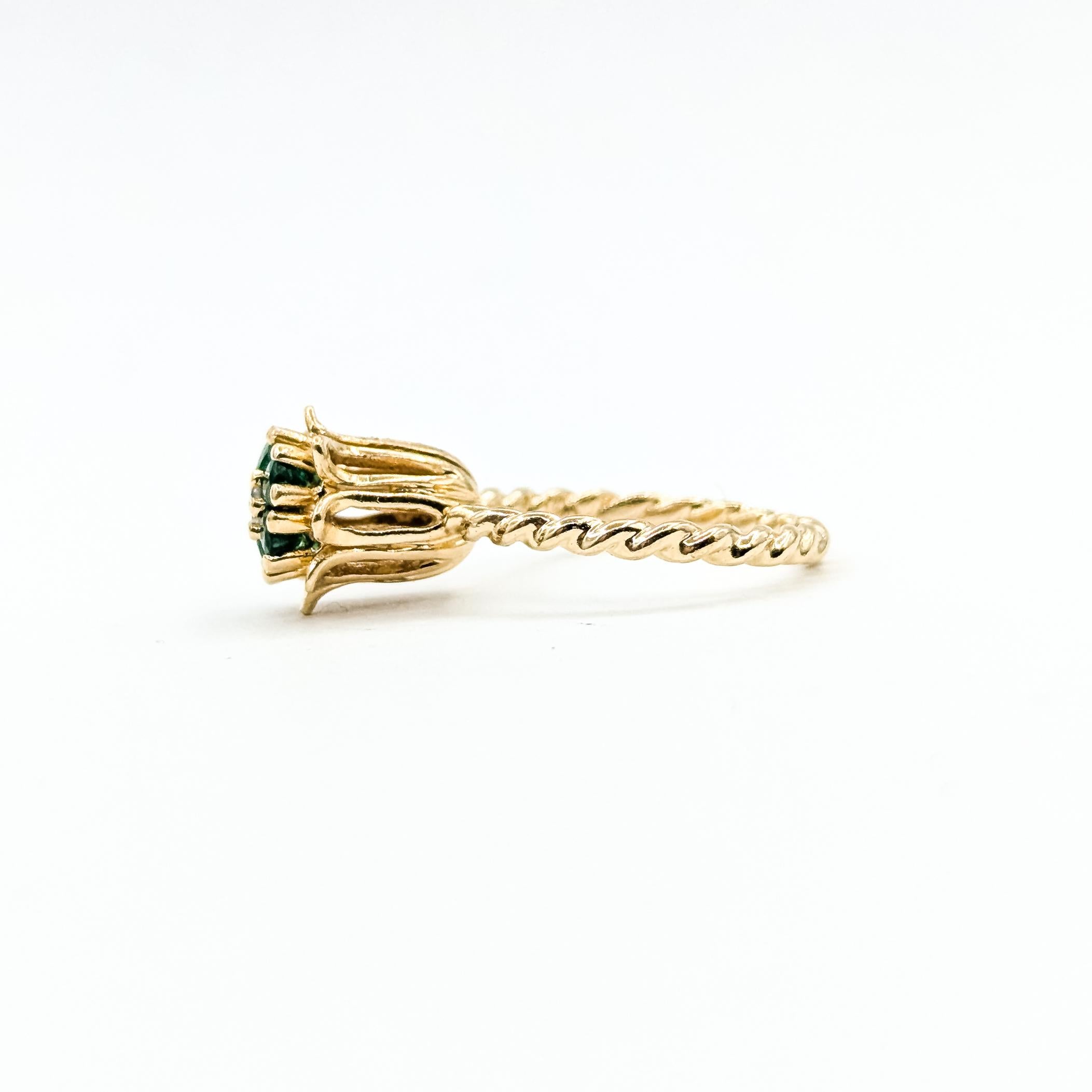 Mid-Century Flower Emerald & Diamond Ring in 14k Yellow Gold in vendita 3