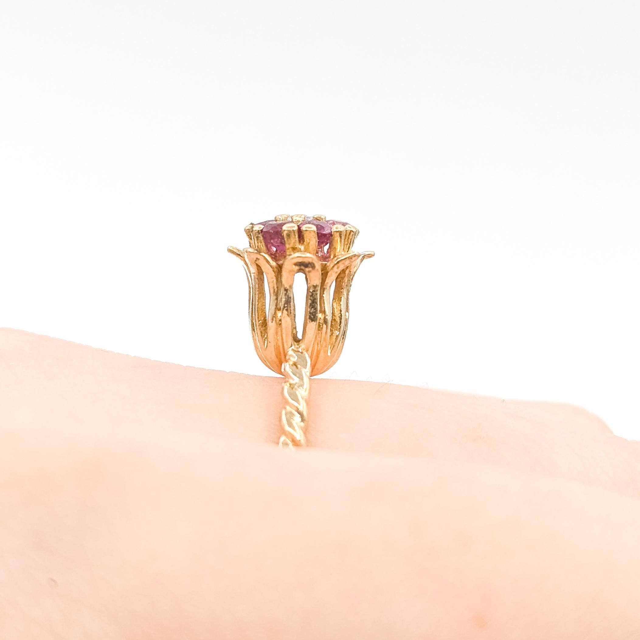 Taille ronde Mid-century Flower Ruby & Diamond Ring in 14k en vente