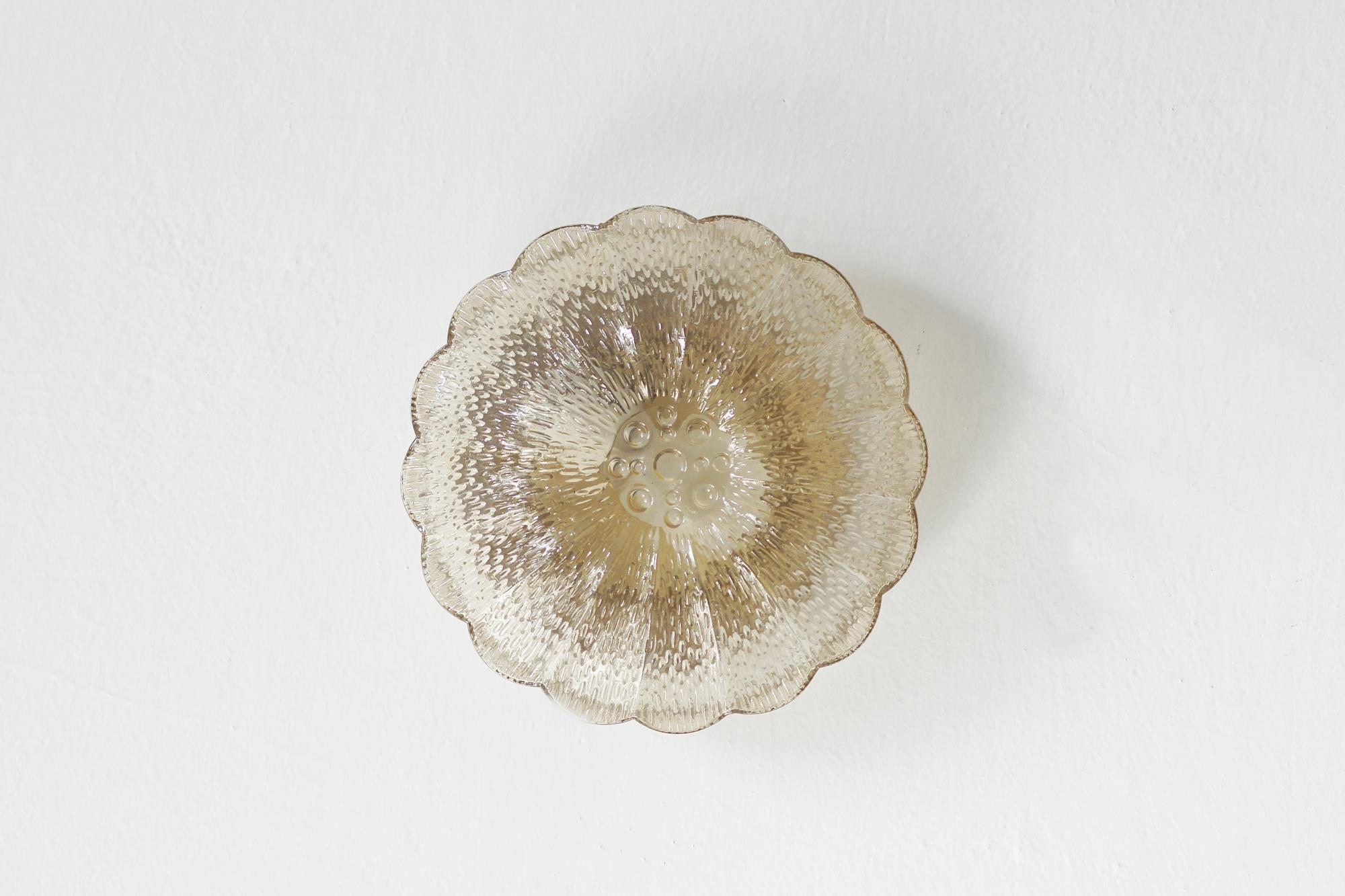 Questa lampada da soffitto unica combina uno stile romantico con l'eleganza del vetro vintage. Il suo paralume ha la forma di un fiore delicato, che gli conferisce un carattere leggero e decorativo.

Il paralume è realizzato in vetro in una delicata