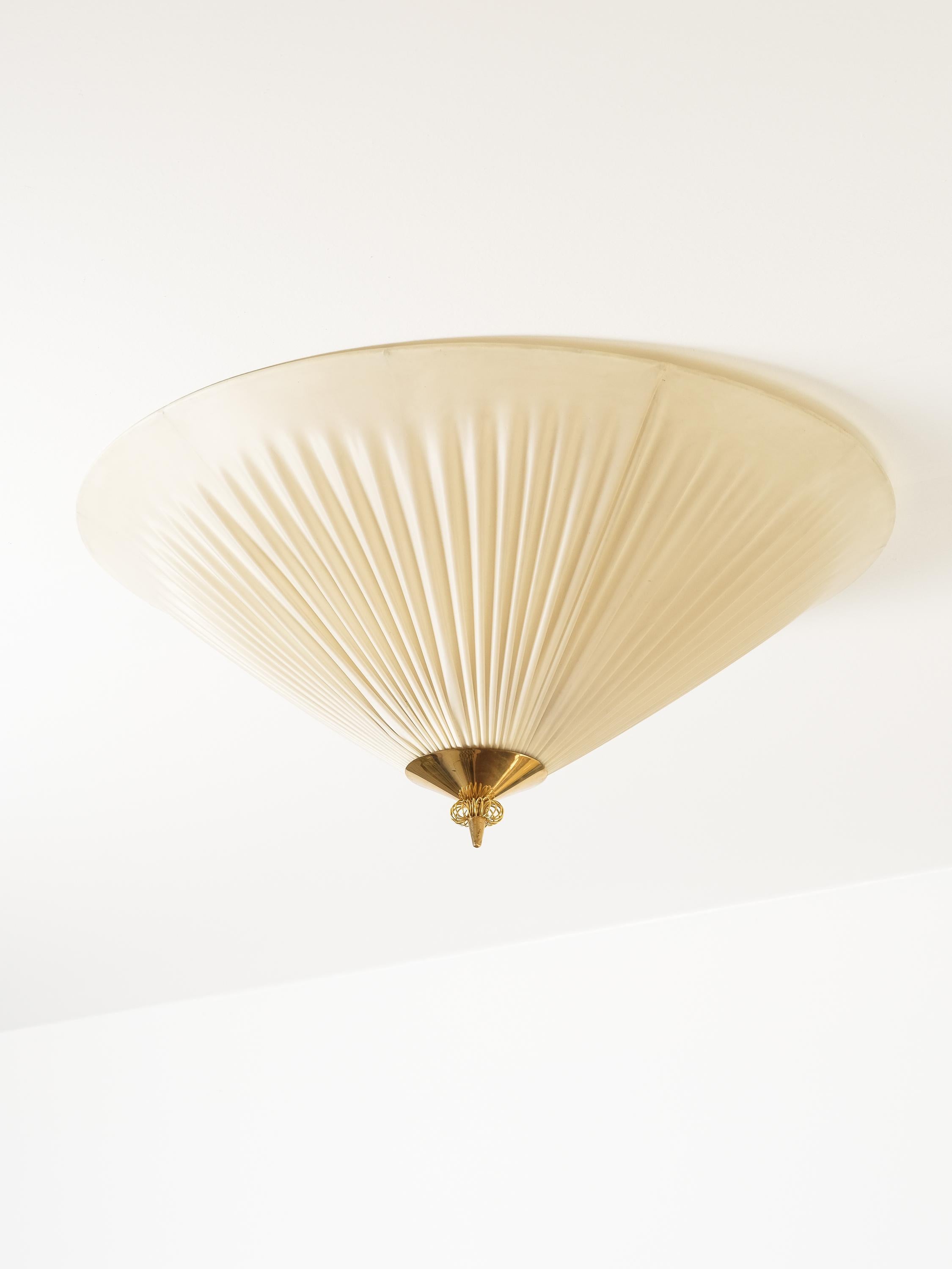 Eine seltene und elegante Deckenleuchte aus der Mitte des Jahrhunderts, Modell ES 1900, entworfen und hergestellt von Itsu Oy in Finnland in den 1950er Jahren. Dieses raffinierte Stück ist ein Beispiel für modernes skandinavisches