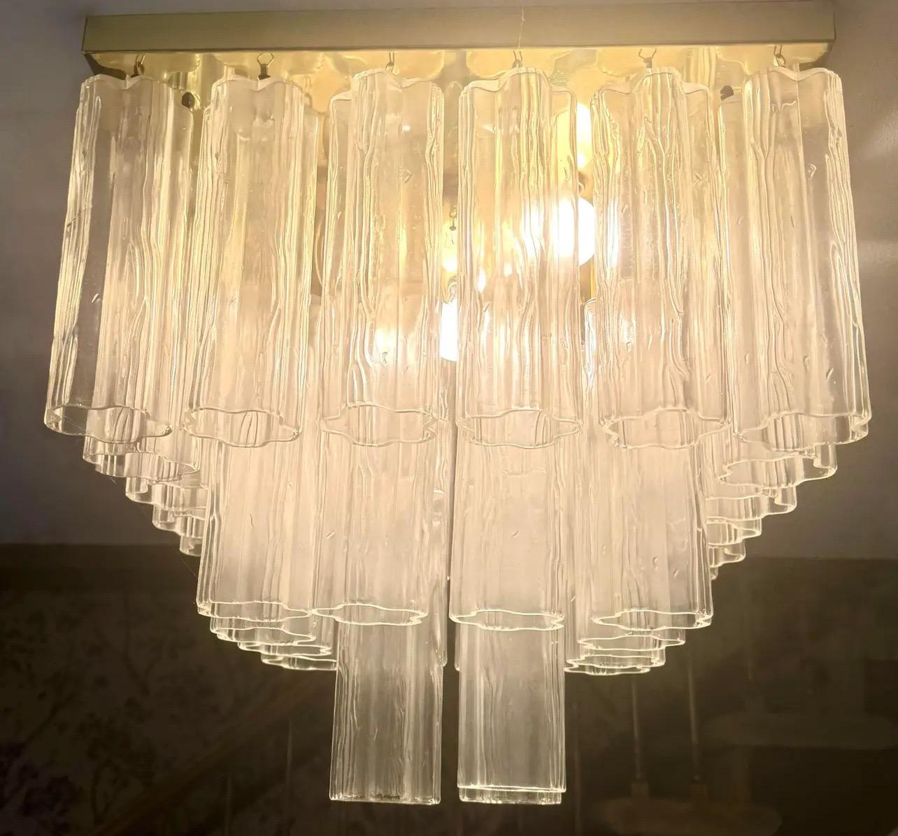 In vendita questa splendida lampada Tronchi in vetro di Murano trasparente, difficile da trovare. Il supporto è in ottone. La lampada è composta da 38 paralumi in vetro di Murano.