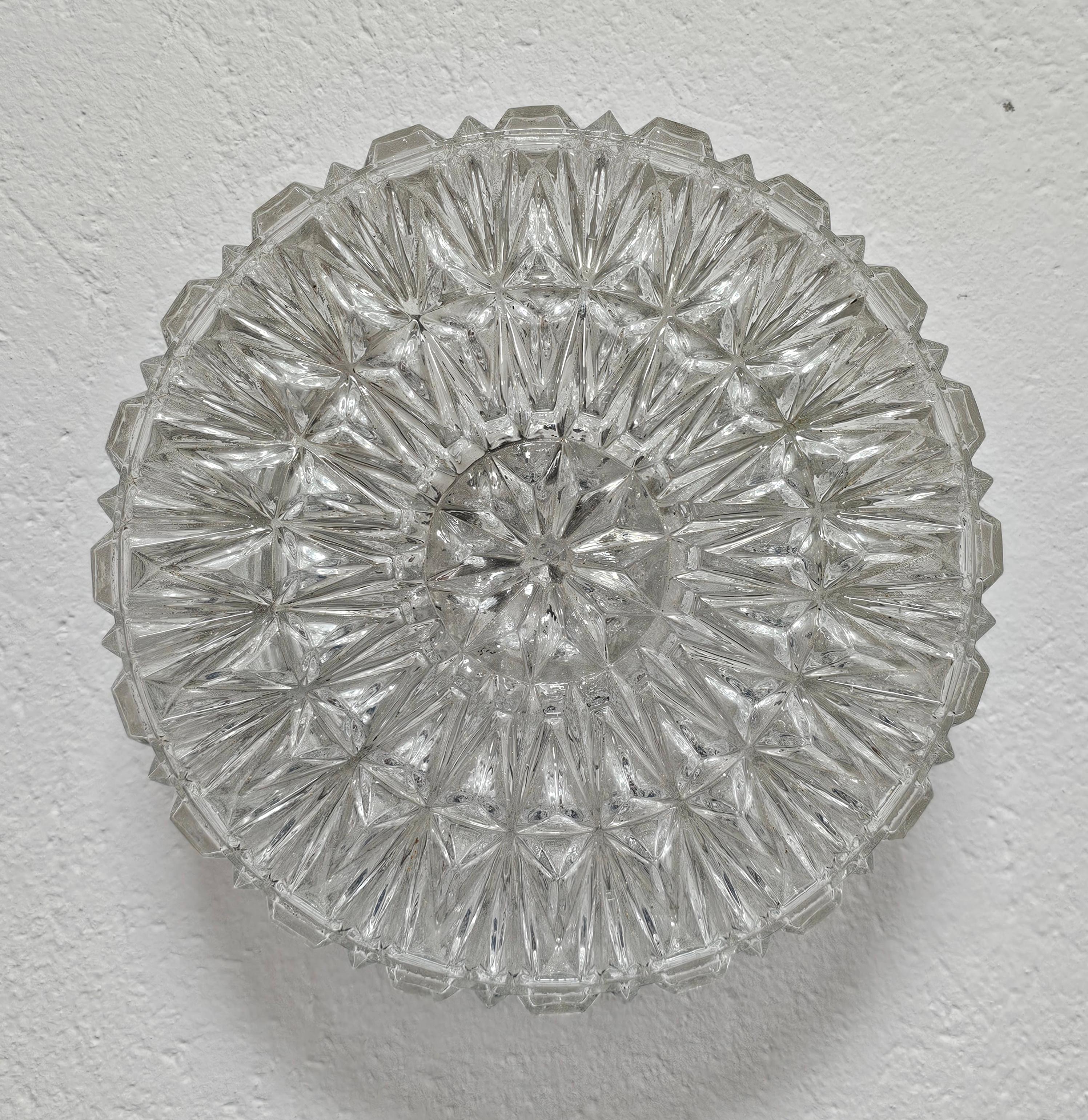 Este anuncio presenta un bello y gran empotrable moderno de mediados de siglo  o apliques fabricados por ERCO. La etiqueta del fabricante sigue pegada en el interior del empotrable. Está realizada en cristal grueso con un hermoso relieve helado, que