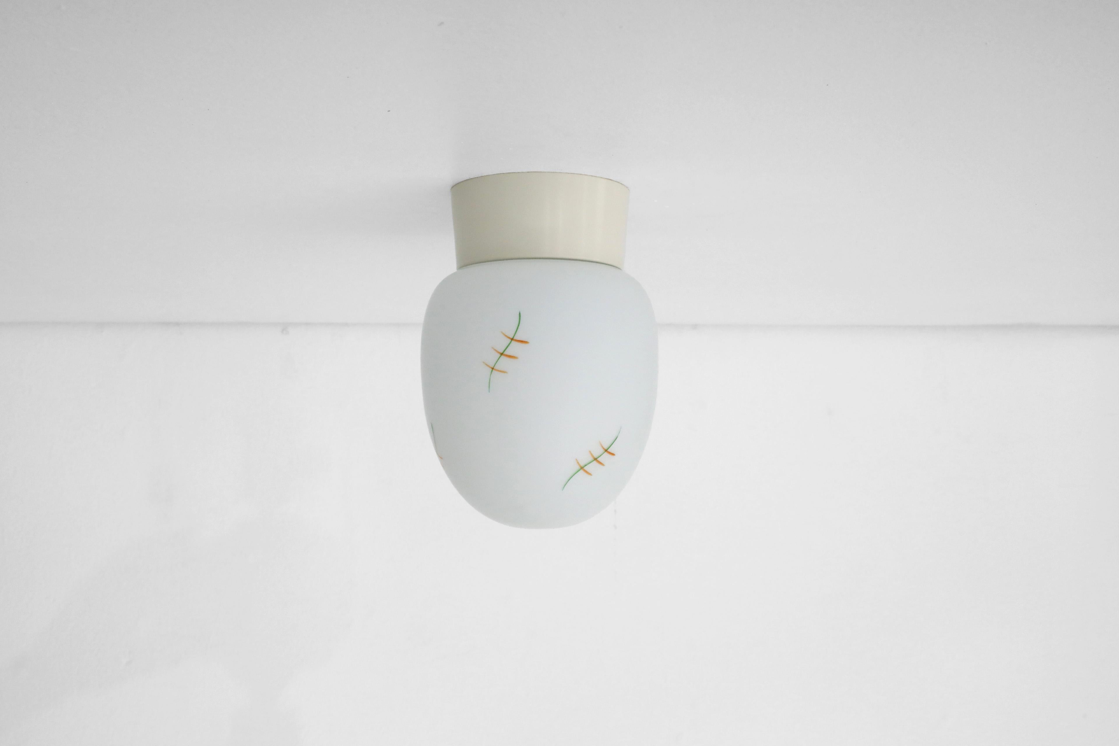 Wandleuchter aus bemaltem Milchglas von Bo-Niko, Belgien, Mid-Century Einbaubeleuchtung (Gemalt) im Angebot