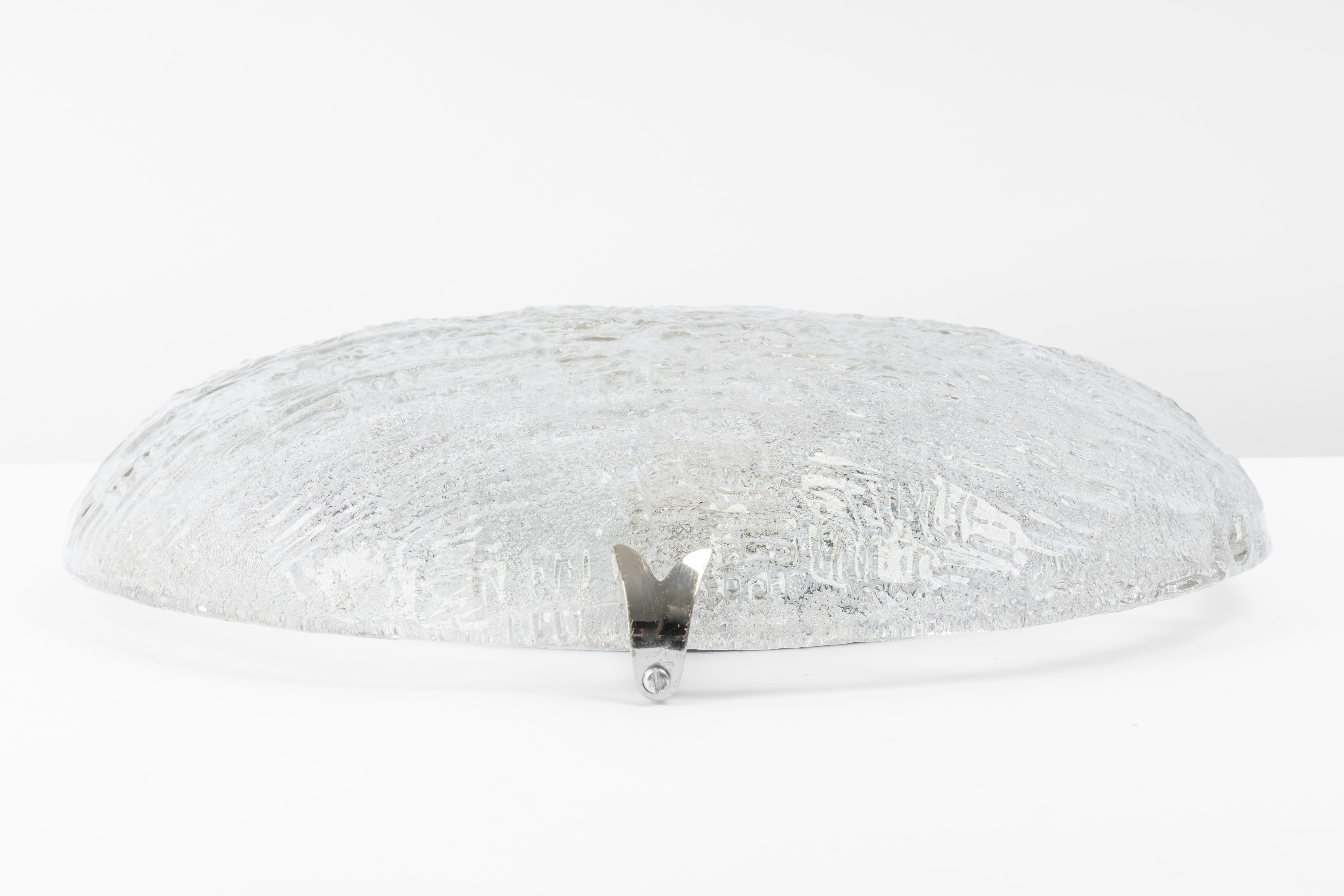 A round Murano flush mount by Hillebrand Leuchten, Germany, 1970s.
Thick-blown glass fixtured on a metal base.

Good condition. Cleaned, well-wired and ready to use. 

The fixture requires 2 x E27 Standard bulbs with 60W max each 
Light bulbs