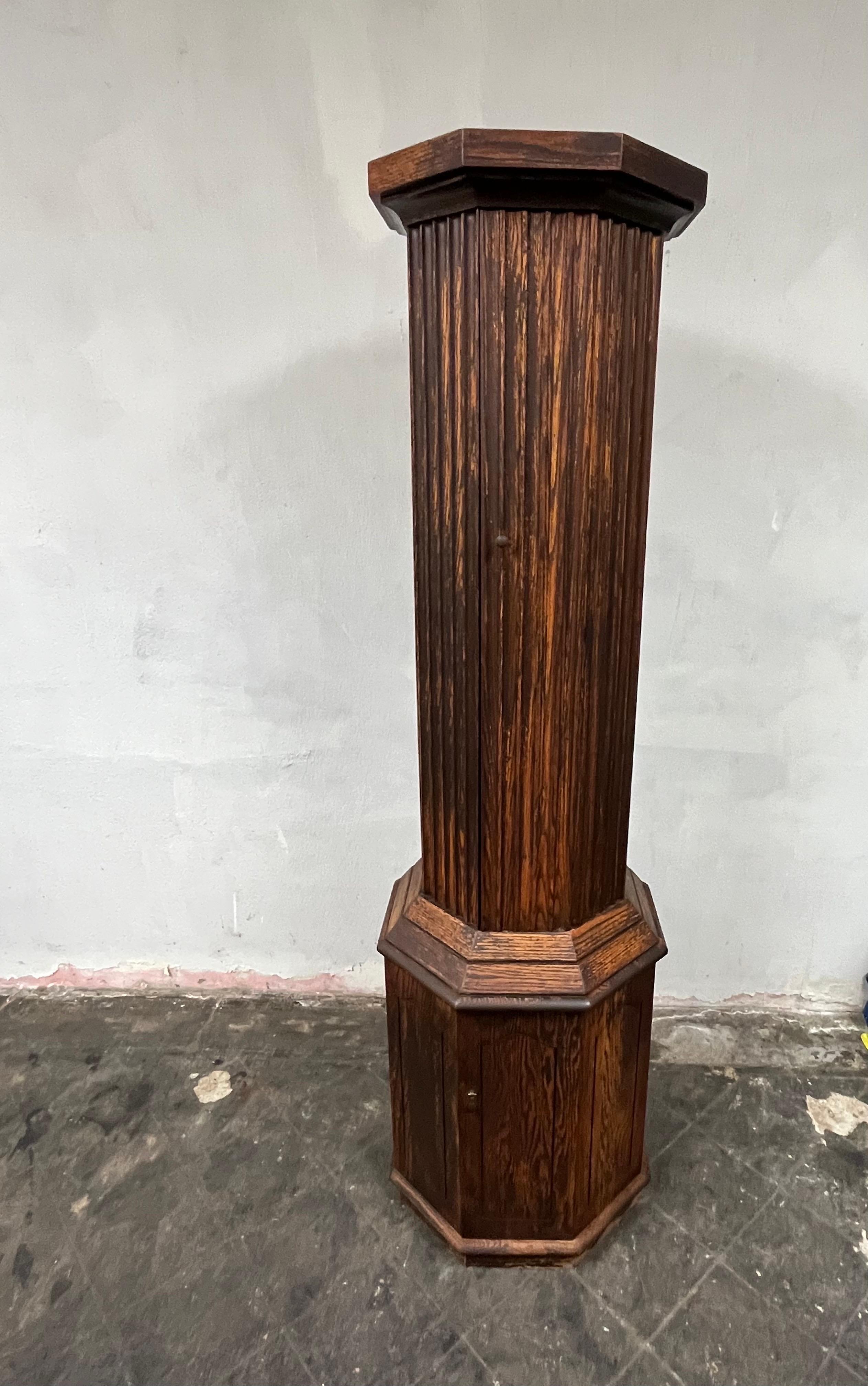 Mobile bar con colonna scanalata, unico nel suo genere. Iconico design mediterraneo di metà secolo. Presenza alta con apertura del mobile superiore per esporre un piccolo ripiano da lavoro in laminato. Il mobile inferiore si apre per esporre un'area