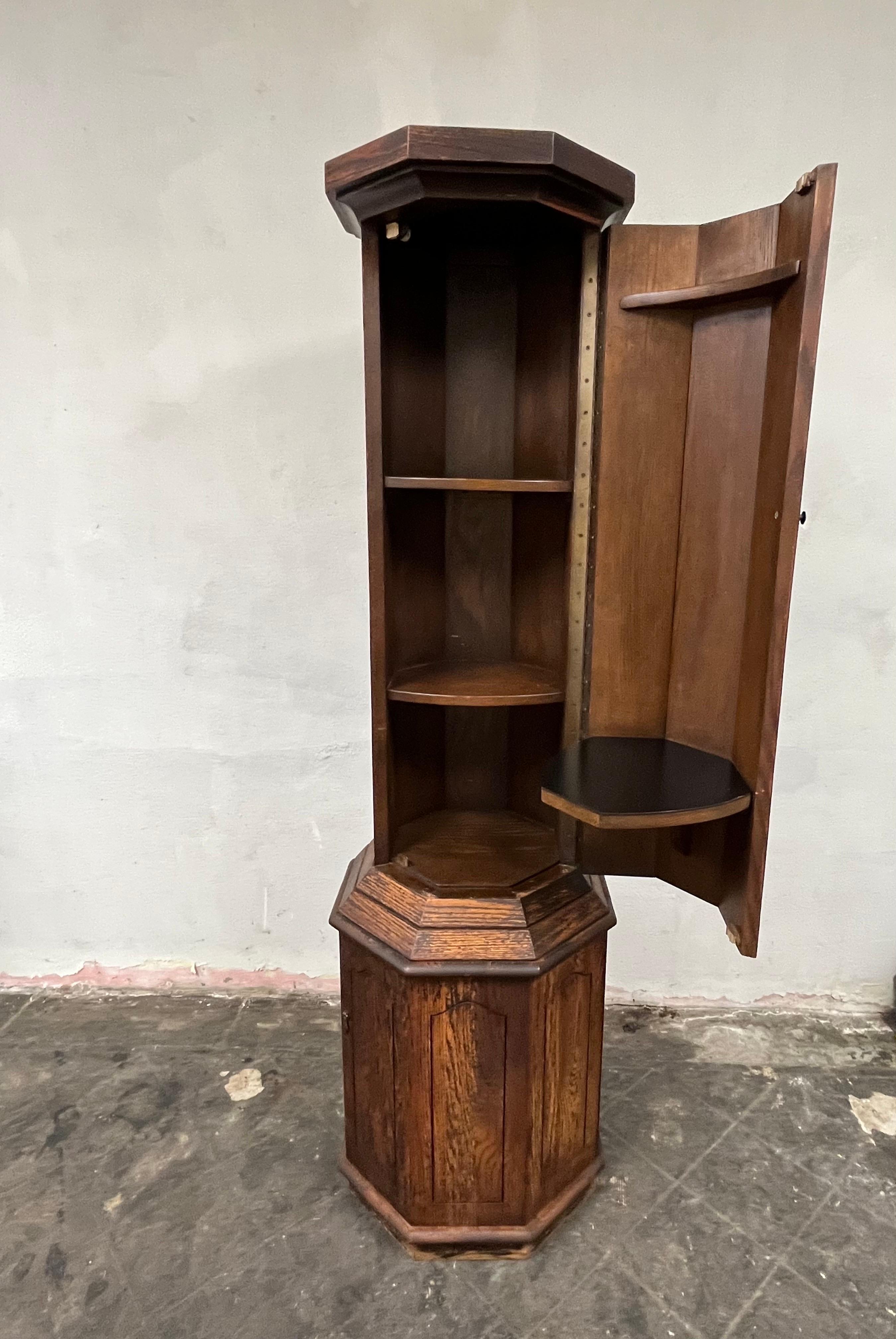 Mid-Century moderno Mobile da bar a colonne scanalate del Medioevo in vendita