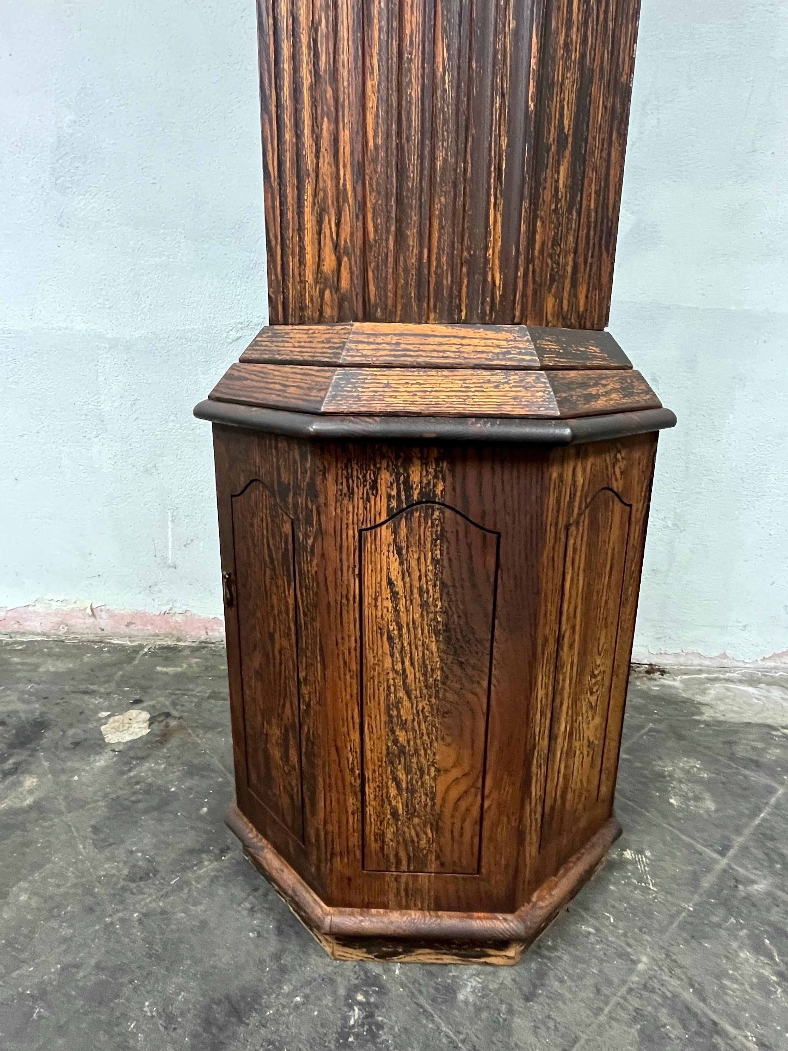 Legno Mobile da bar a colonne scanalate del Medioevo in vendita