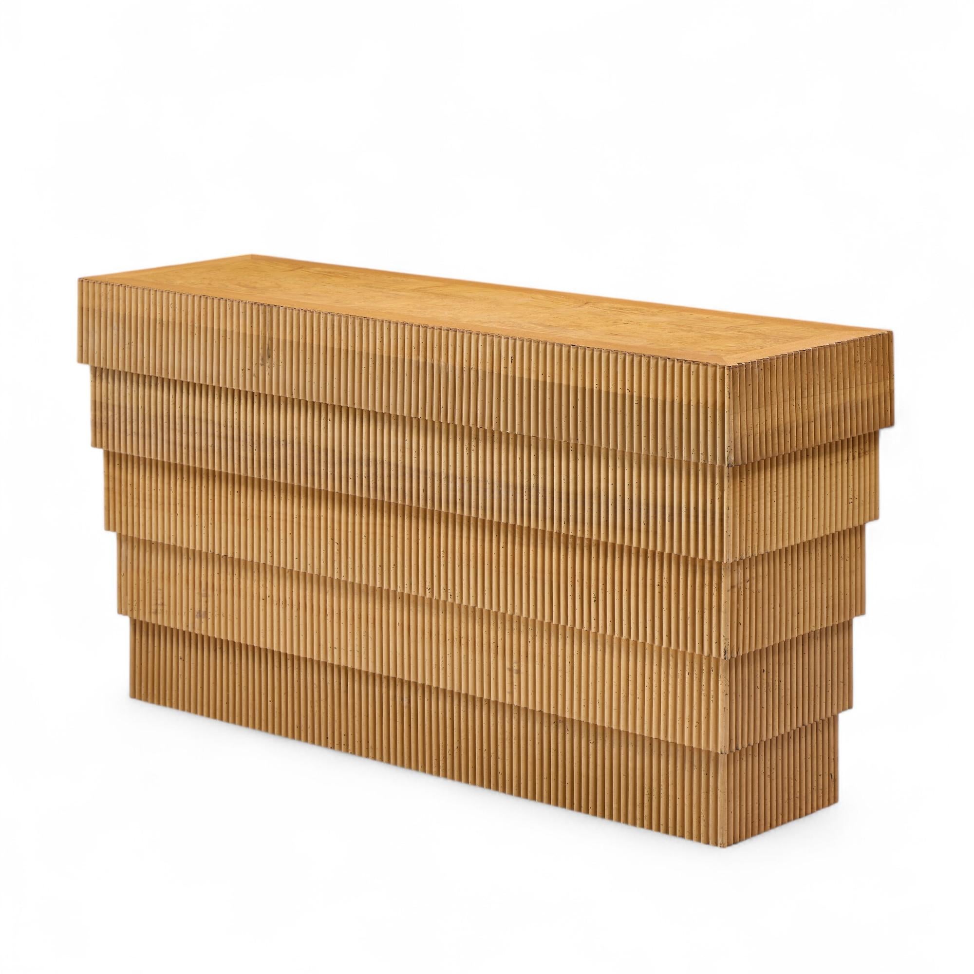 Mid-Century Modern Table console en chêne cannelé et bois de ronce du milieu du siècle dernier en vente