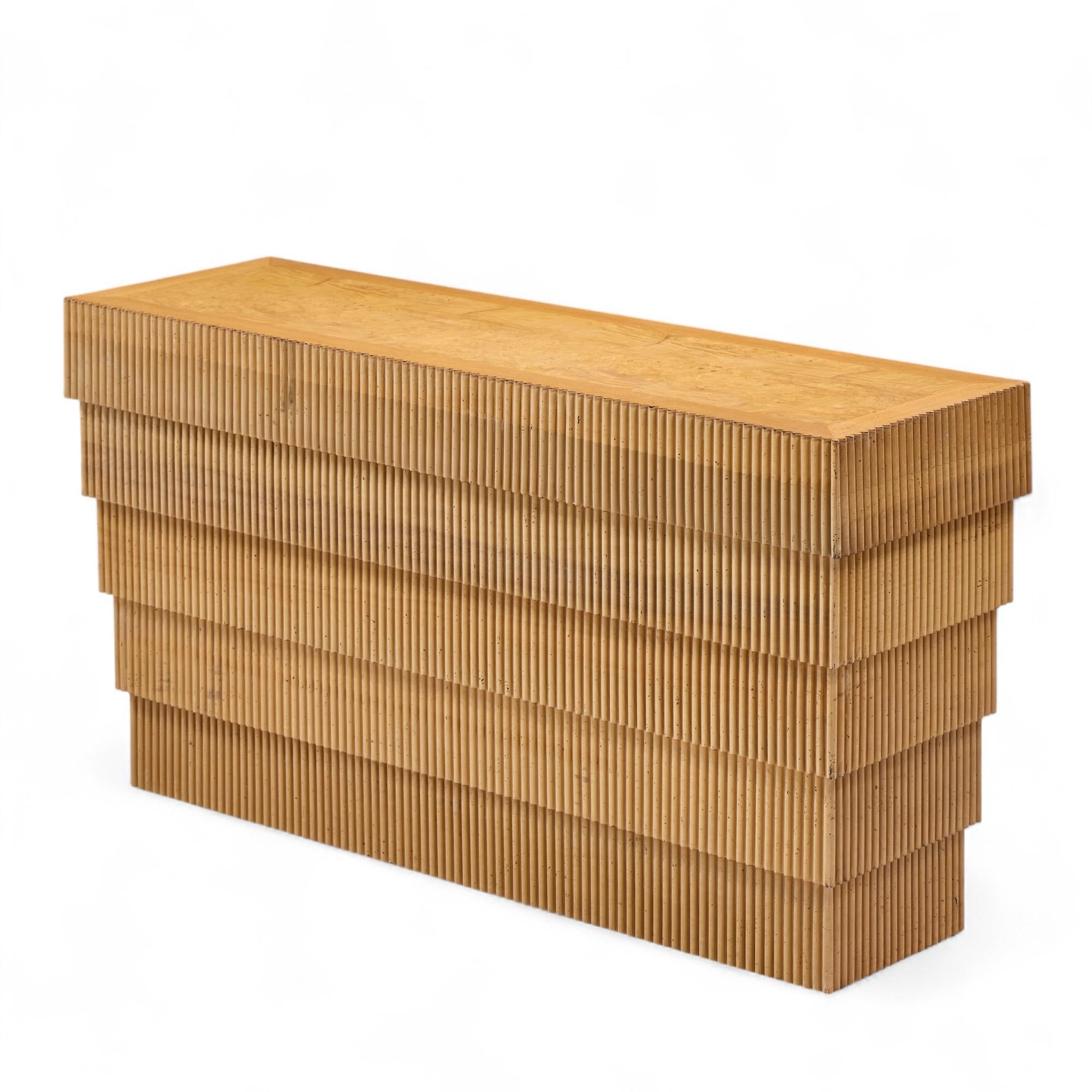 20ième siècle Table console en chêne cannelé et bois de ronce du milieu du siècle dernier en vente