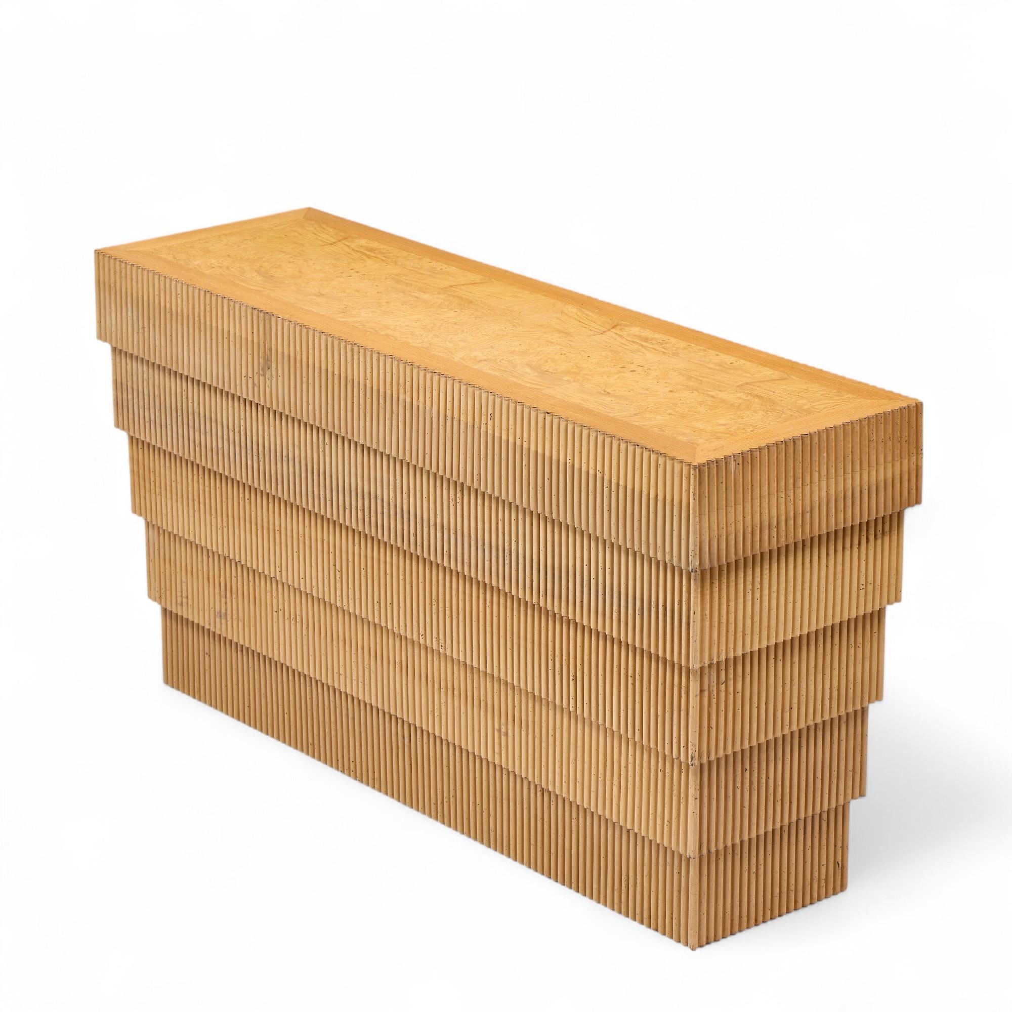 Table console en chêne cannelé et bois de ronce du milieu du siècle dernier en vente 1