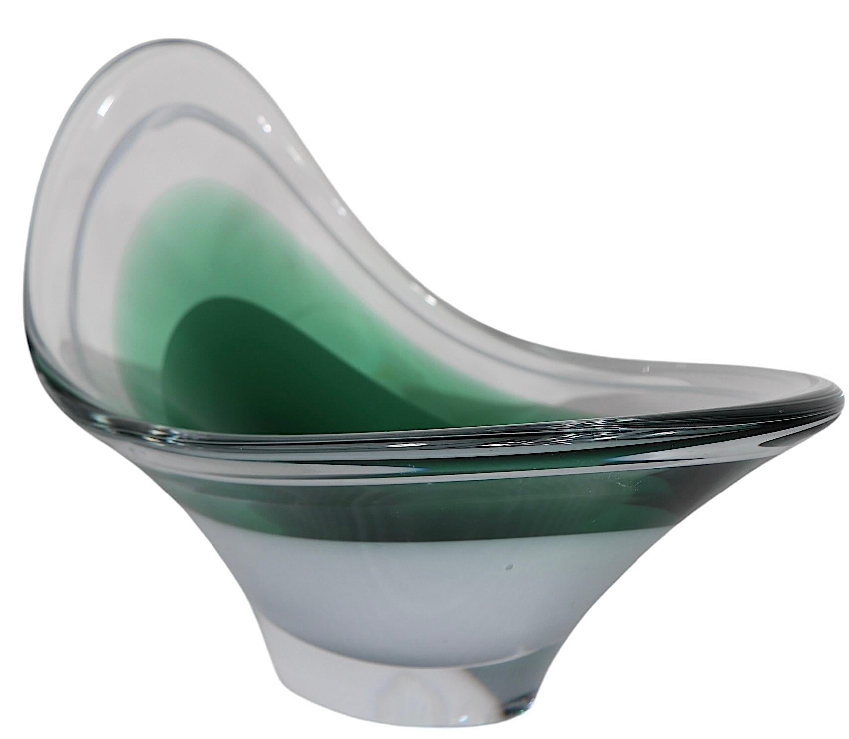 Iconica ciotola da centro in vetro Swedish Art Glass della metà del secolo scorso, disegnata da Paul Kedelv per Flygsfors come parte della classica serie Coquelle, intorno agli anni Settanta. 
 La ciotola è caratterizzata da un corpo di colore