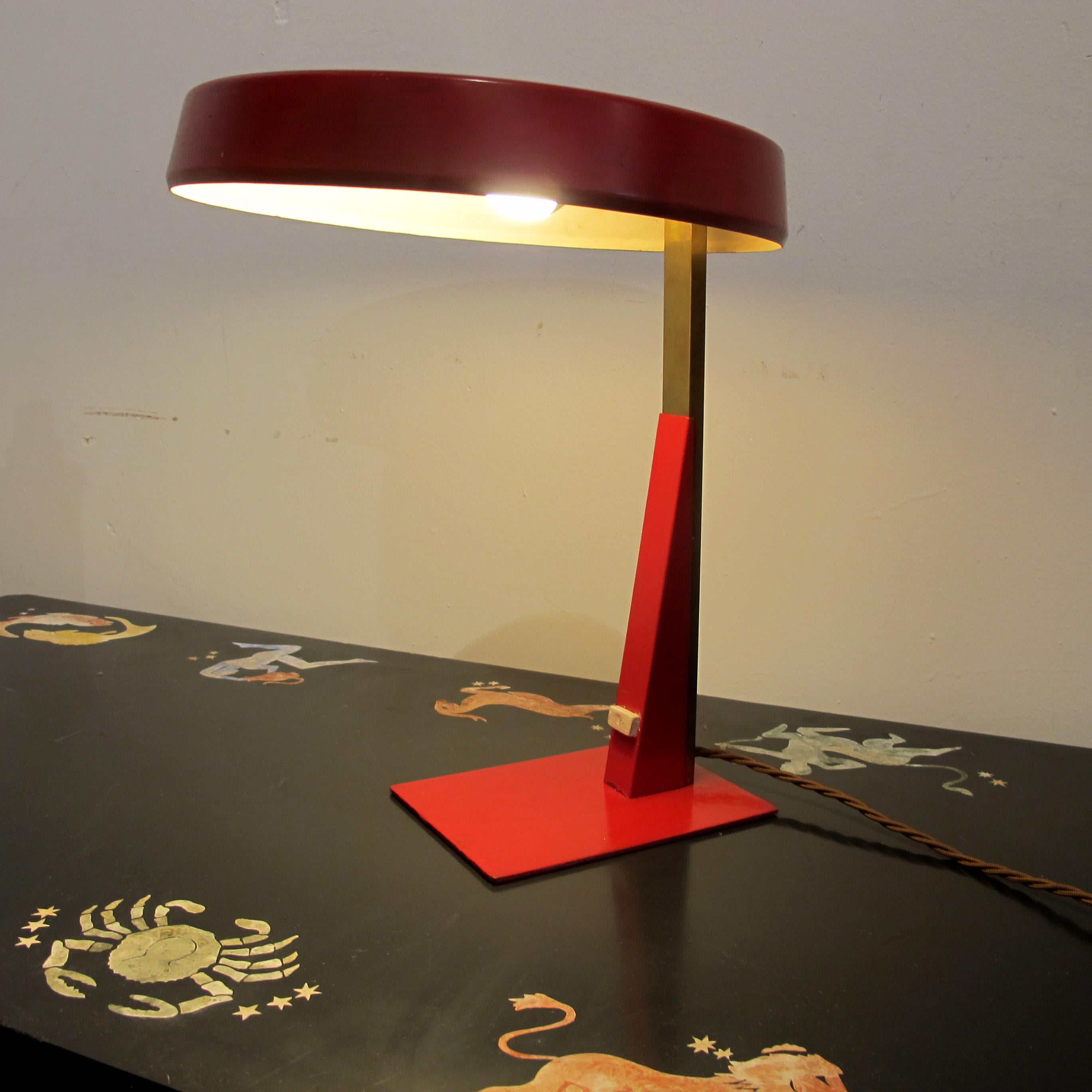 Verstellbare rote Mid-Century-Schreibtischlampe mit fliegender Untertasse, Italienisch  im Angebot 2