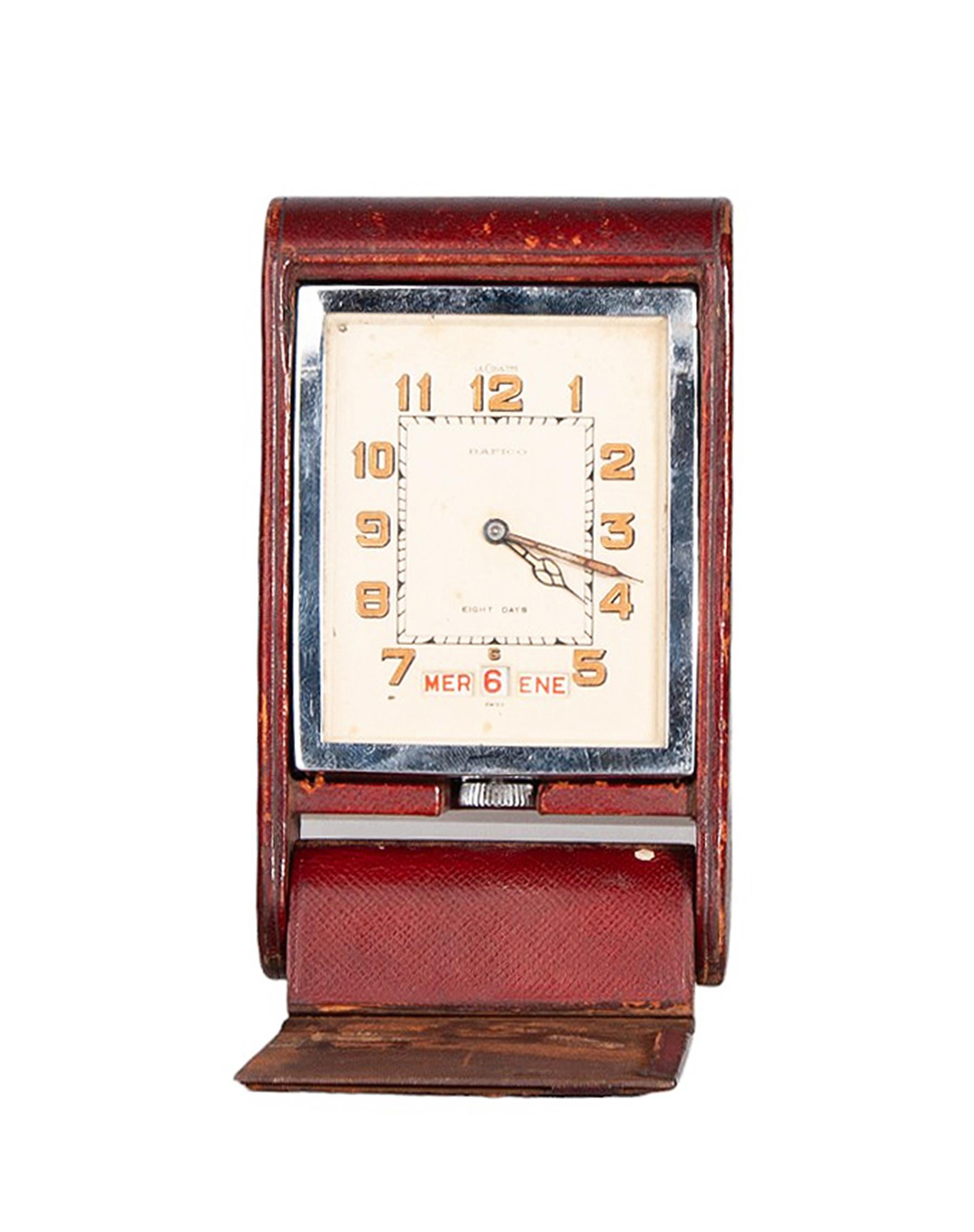 Faltbarer Reisewecker aus Leder aus der Mitte des 20. Jahrhunderts von Jaeger-LeCoultre für das Luxusdesignhaus Hermès Paris, Frankreich

von: Hermès Paris, Jaeger-LeCoultre, Bafico
MATERIAL: Glas, Farbe, Metall, Leder
Technik: gegossen, geformt,