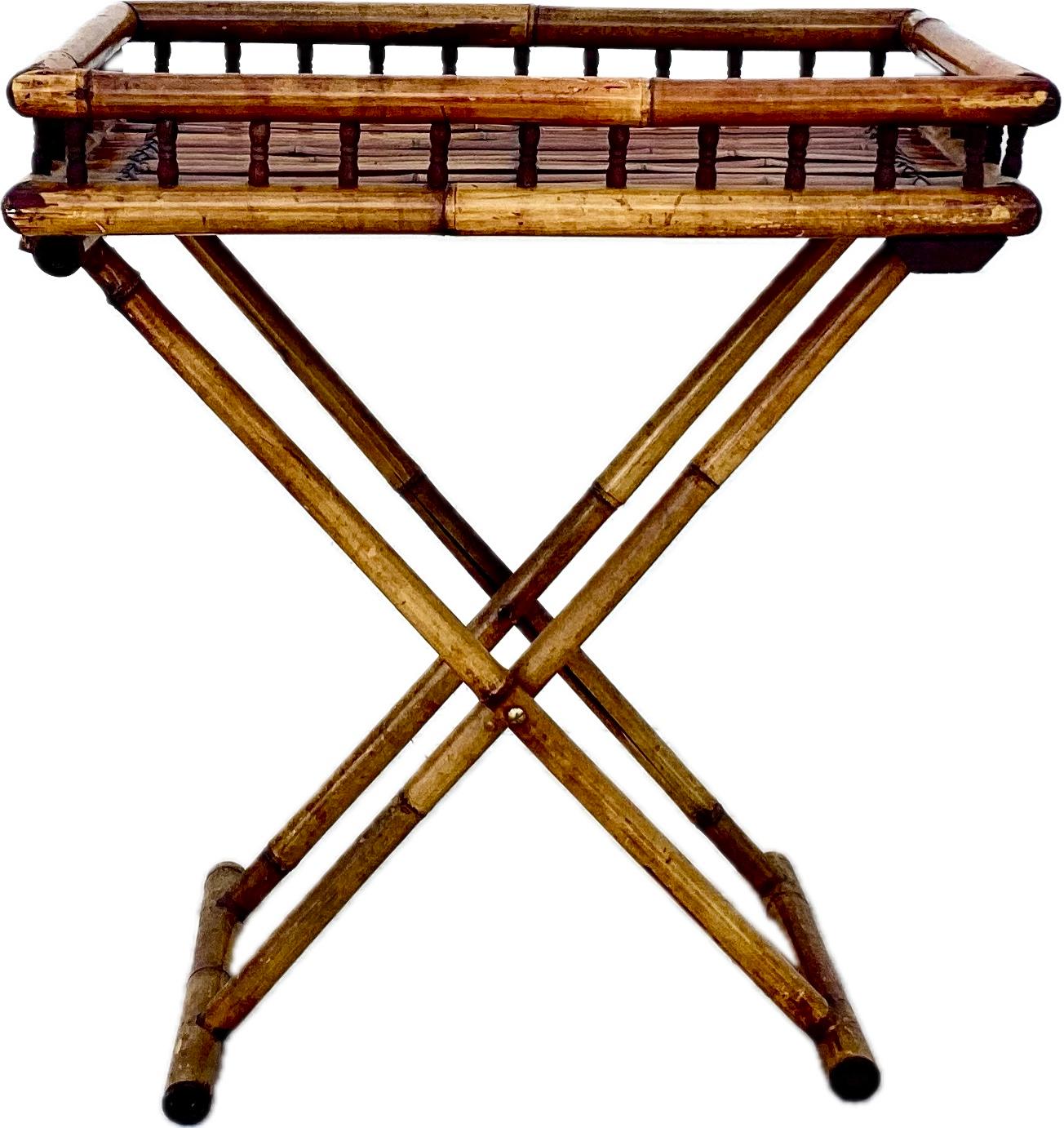 Table plateau pliante en bambou du milieu du siècle. La table est polyvalente car elle peut être utilisée comme table d'appoint, mini-bar ou table d'appoint et s'accorde avec la plupart des styles de décoration. Se plie facilement pour le rangement.
