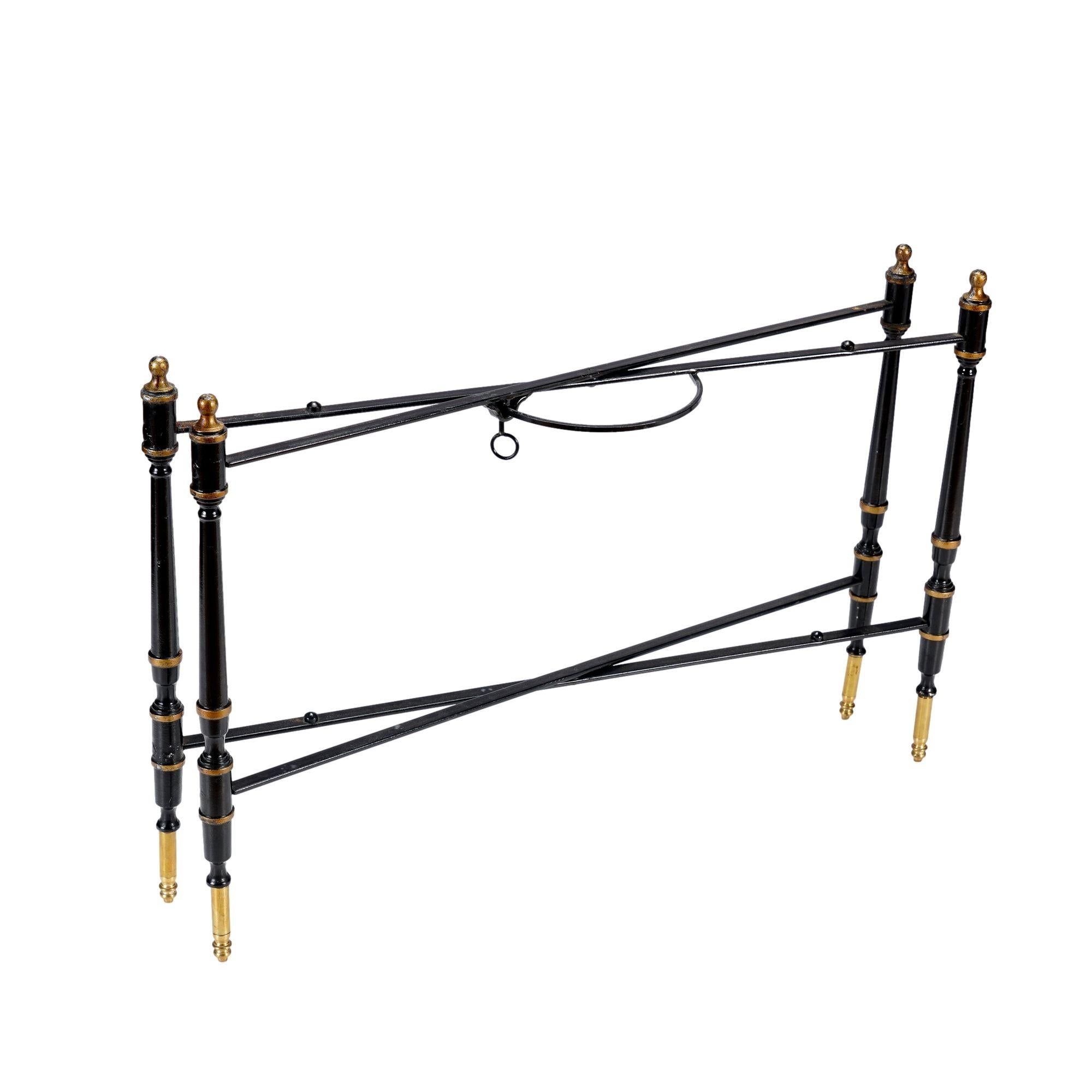 20ième siècle Support de plateau pliant en métal noir du milieu du siècle avec des reflets dorés, C.C. 1950 en vente