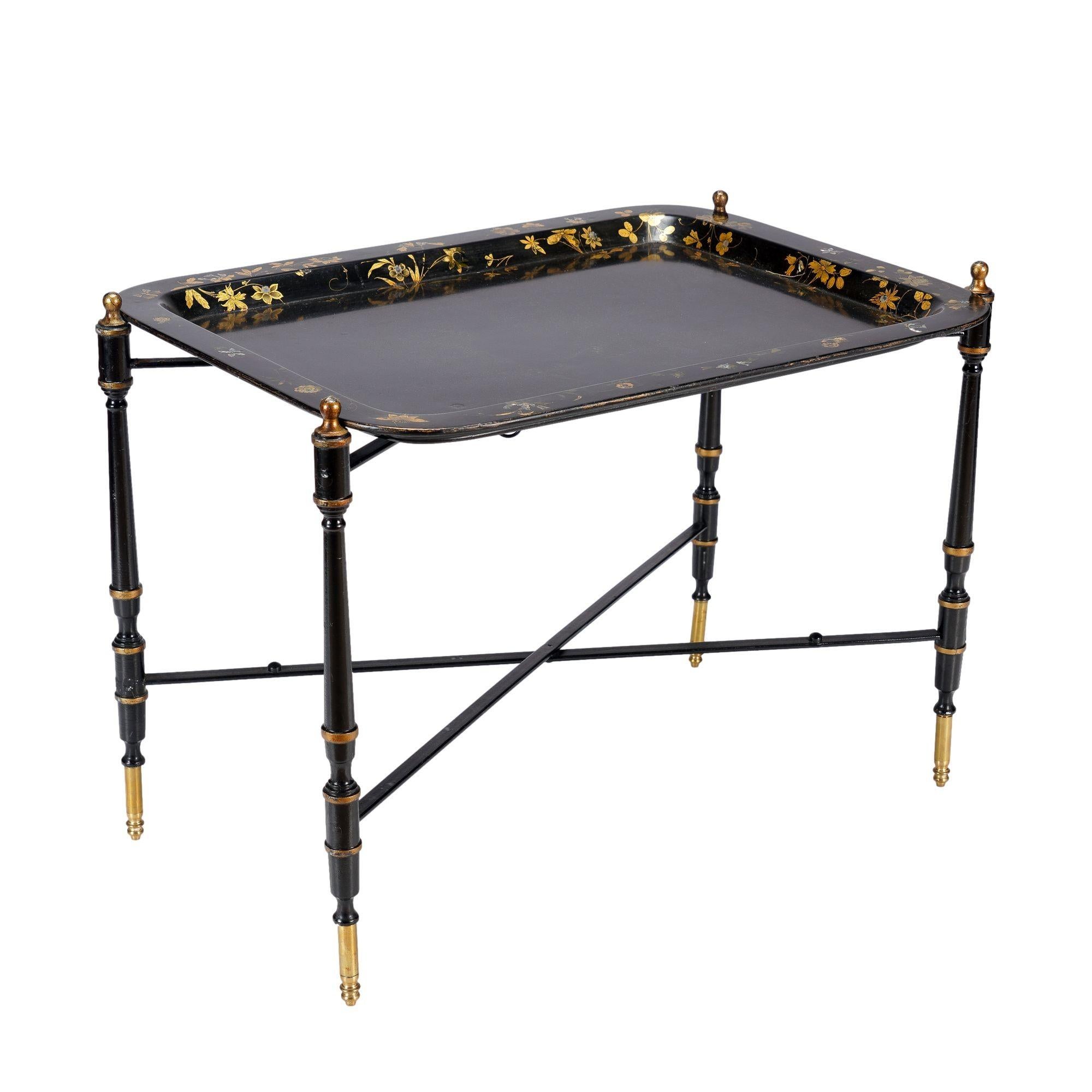 Métal Support de plateau pliant en métal noir du milieu du siècle avec des reflets dorés, C.C. 1950 en vente