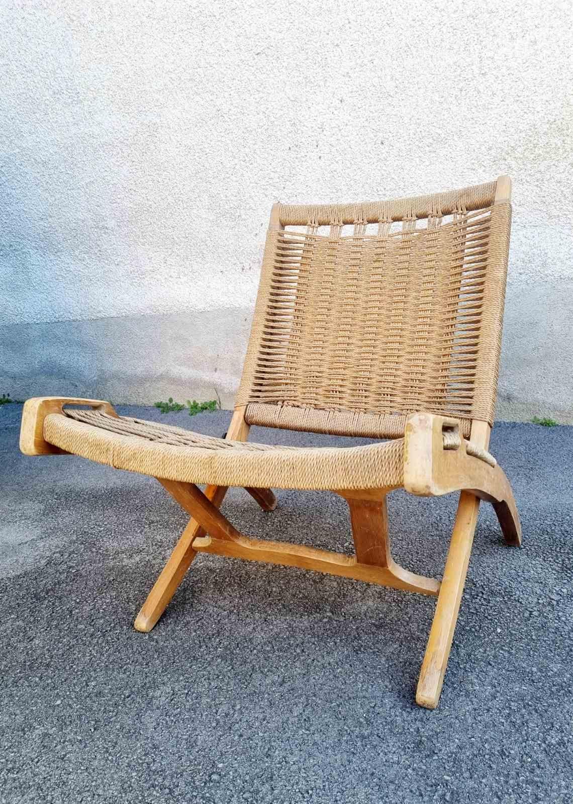 Questa sedia pieghevole del designer inglese Ebert Wels degli anni '60 è un'alternativa economica all'iconica Rope Chair PP-512 di Hans Wegner del 1949, un vero classico della modernità di metà secolo.
