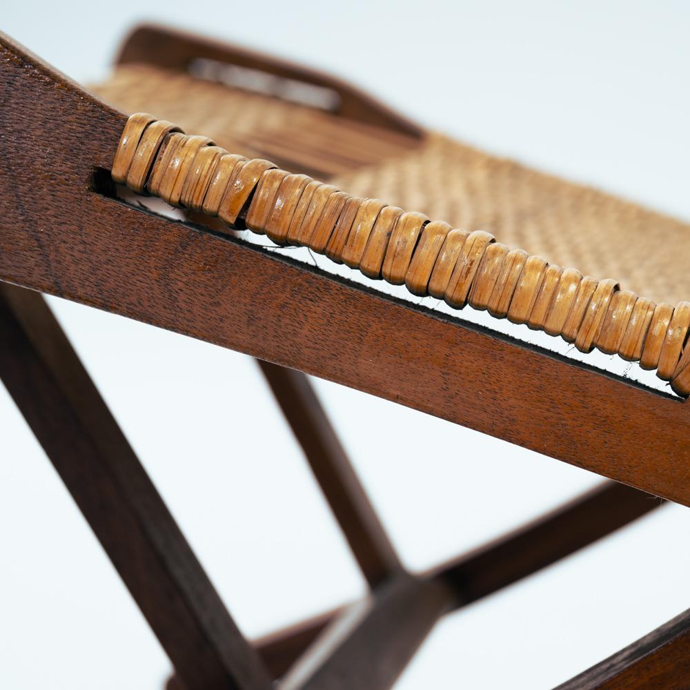 Chaise pliante lounge avec poignées et belle assise en rotin tressé. 
Pièces originales.
Il s'agit d'une chaise très attrayante, que l'on trouve généralement avec de la corde au lieu de la paille.
