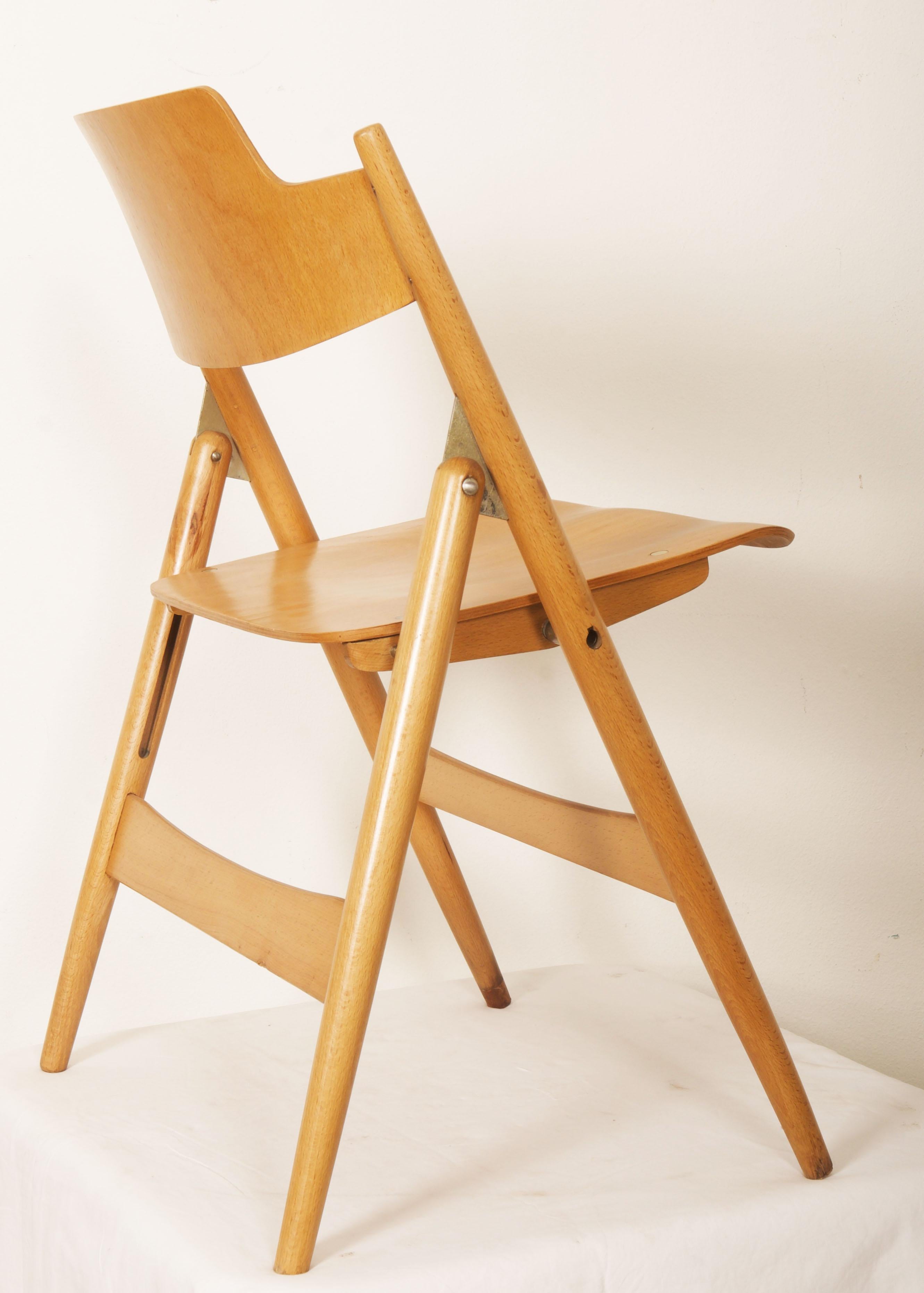 Folding chair model SE18 was designed in 1952 by Egon Eiermann for Wilde & Spieth. Chair is now displays at Museum of Modern Art in New York in their permanent modern art collection and it was shown at the World Exhibition Brussels in 1958. Its