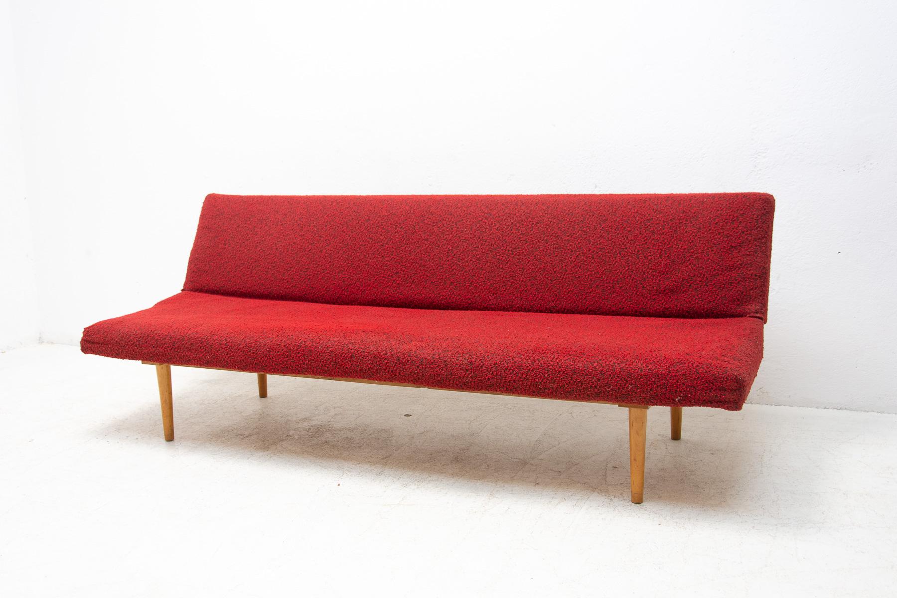 Sofa/Tagesbett aus der Mitte des Jahrhunderts, hergestellt in der ehemaligen Tschechoslowakei in den 1960er Jahren, entworfen von Miroslav Navrátil. Material: Buchenholz, Stoff. Das Sofa ist strukturell in gutem Vintage-Zustand, der Stoff trägt