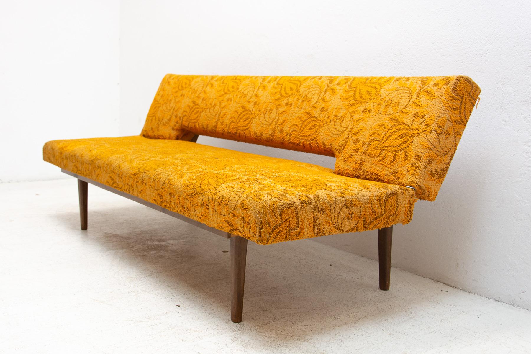 Mid century sofa/daybed, made in the former Czechoslovakia in the 1960´s, designed by Miroslav Navrátil. Material: beech wood, fabric. The sofa is in very good Vintage condition.

Height: 70 cm

Lenght: 182 cm

Depth: 77 cm

Sleeping area: