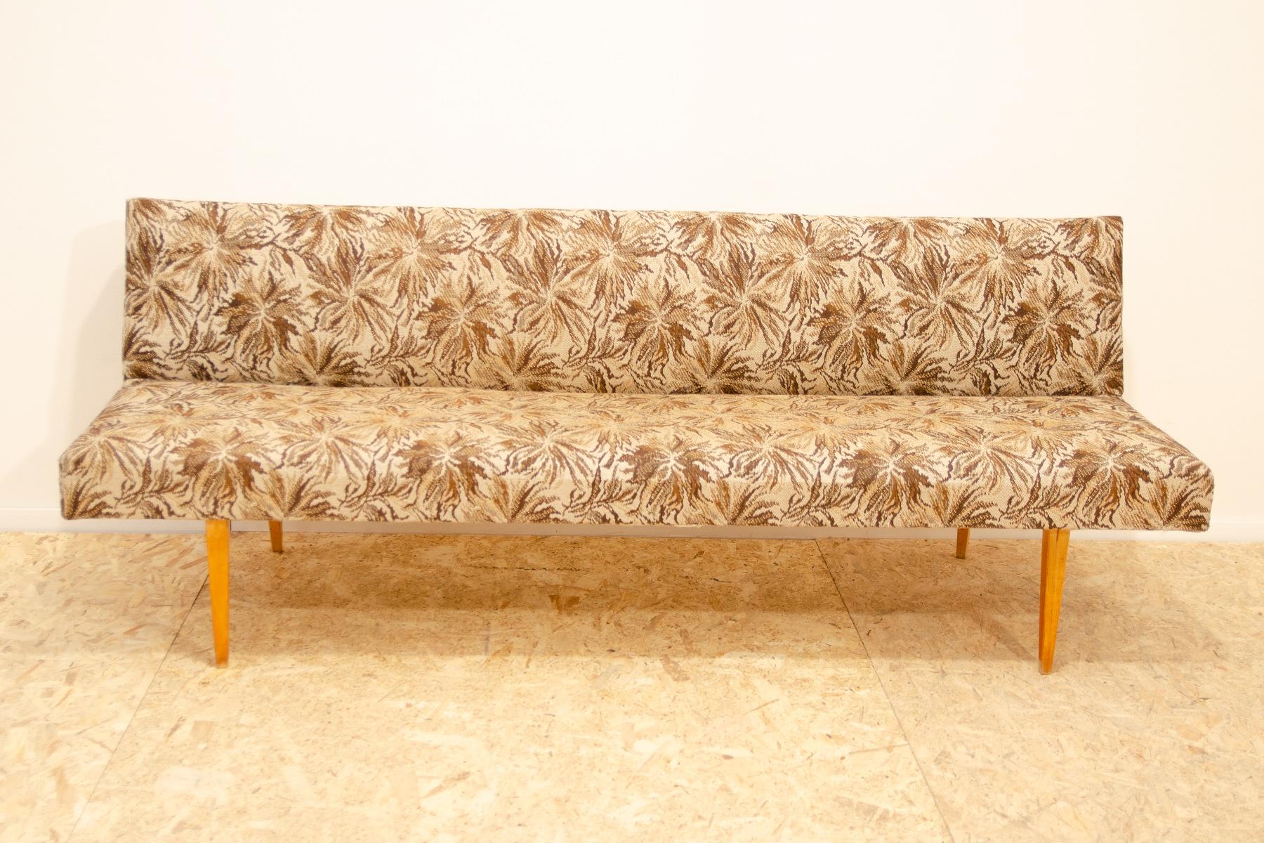 Sofá-cama de mediados de siglo, fabricado en la antigua Checoslovaquia en la década de 1960, diseñado por Miroslav Navrátil. Material: madera de haya, tela. El sofá está en buen estado Vintage, muestra ligeras señales de uso y de la edad.

Altura: