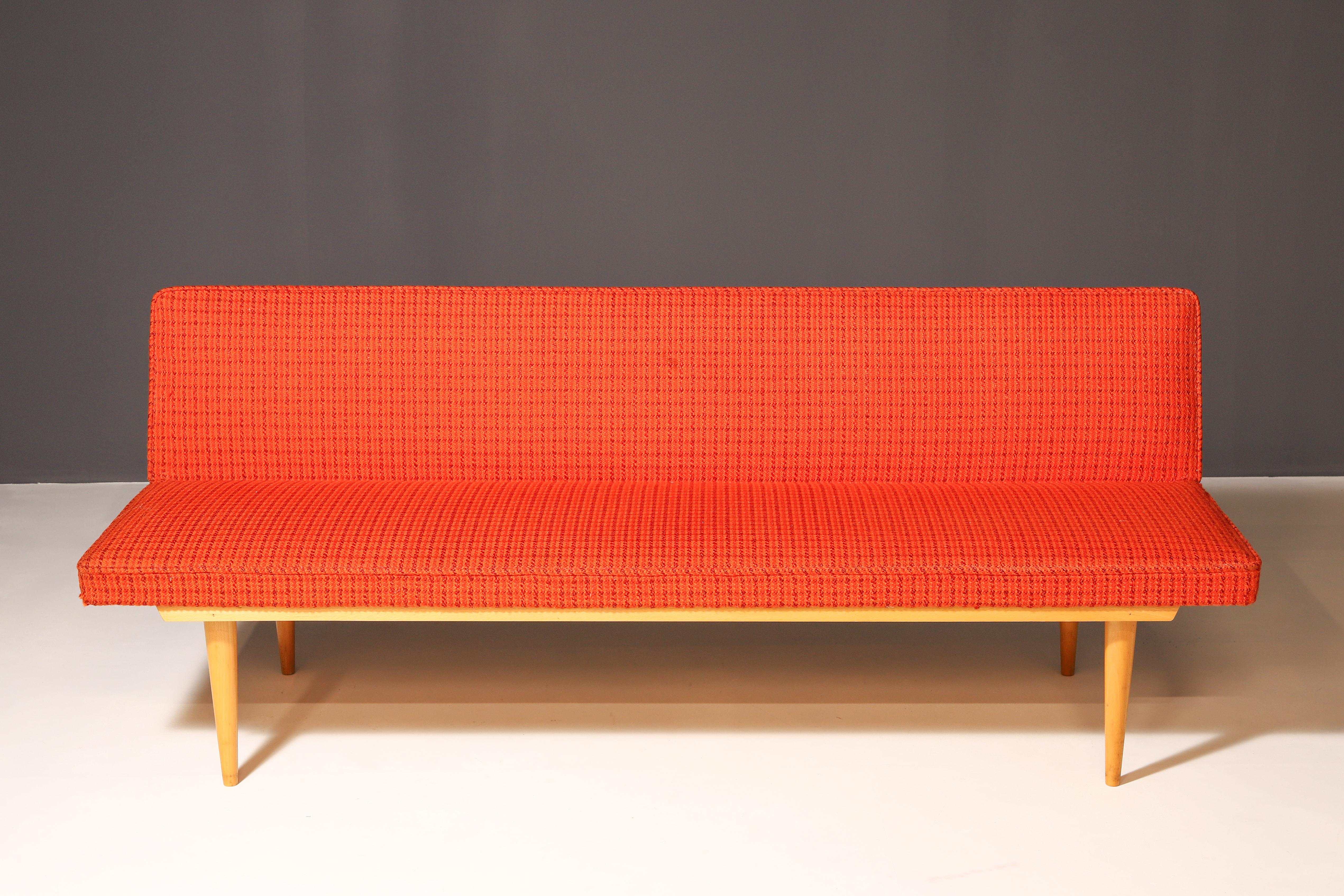 Sofa/Tagesbett aus der Mitte des Jahrhunderts, hergestellt in der ehemaligen Tschechoslowakei in den 1960er Jahren, entworfen von Miroslav Navrátil. MATERIAL: Buchenholz, Stoff. Das Sofa ist in gut erhaltenem Vintage-Zustand, weist Alters- und