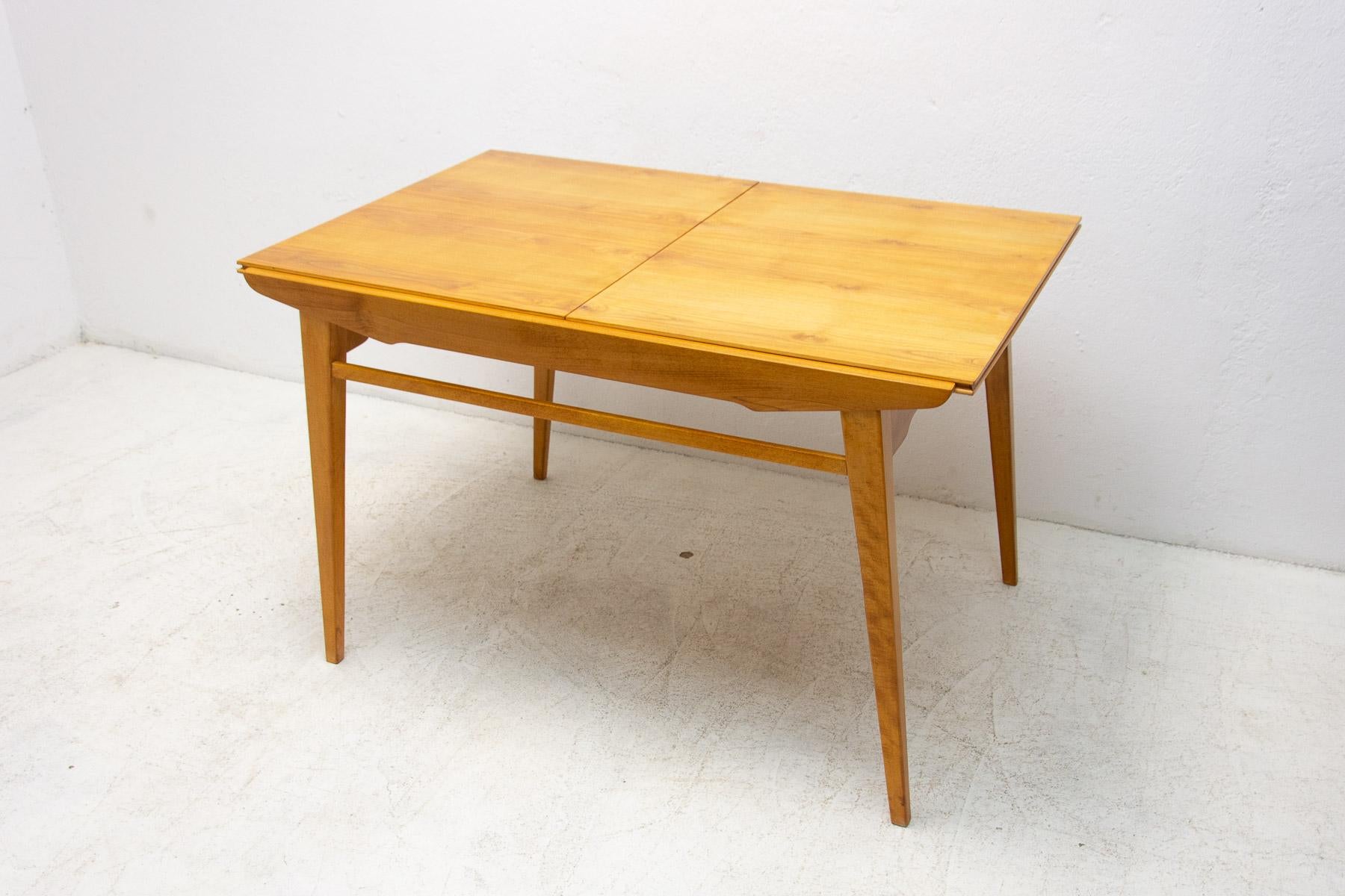 This adjustable dining table was designed by Bohumil Landsman and made by Jitona Company in the former Czechoslovakia in the 1970´s. It´s made of ash and beech wood. The lenght is adjustable from 108 cm to 140 cm. The table is in very good