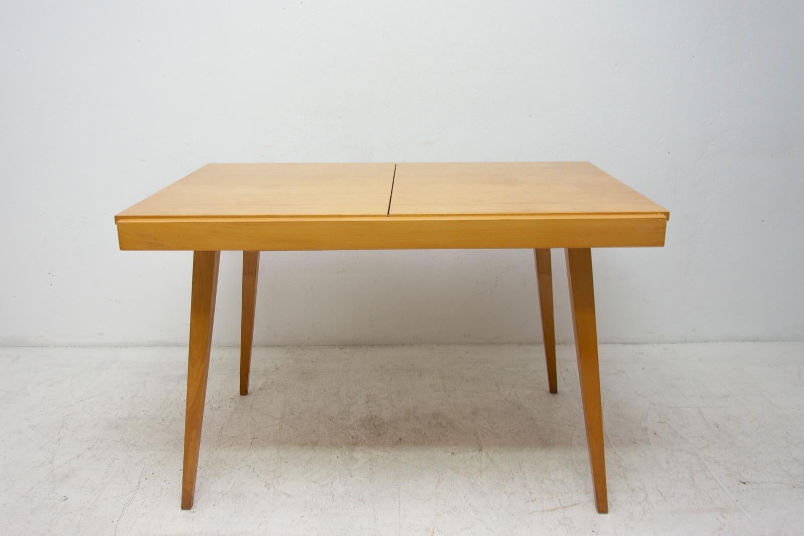 Midcentury folding dining table from the 1960s, it was designed by František Jirák for Tatra nabytok Pravenec. ashwood veneer. Very interesting shaping. In very good vintage condition.

Measures: Unfolded 180 cm.