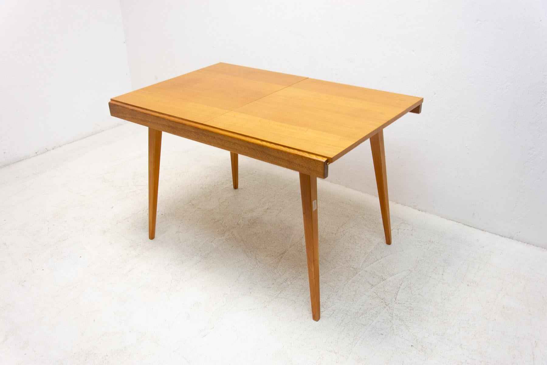 This adjustable dining table was designed by František Jirák for Tatra nábytok in the 1970´s and made in the former Czechoslovakia in the 1970´s. It´s made of ash and beechwood. The lenght is adjustable from 120 cm to 170 cm. The table is in very