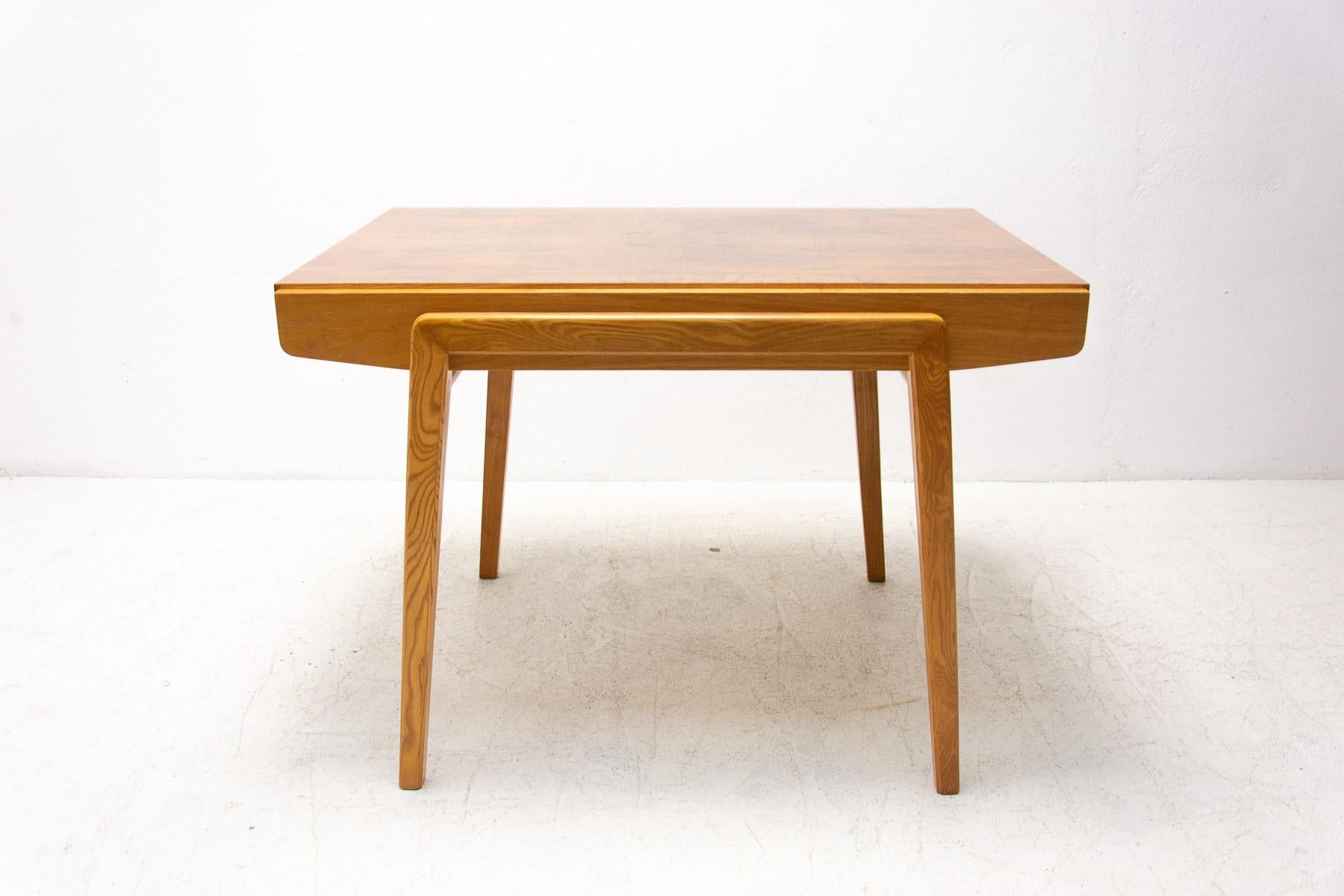 This adjustable dining table was made by Jitona Company in the former Czechoslovakia in the 1970´s. It ´s made of wood in walnut and ash wood veneer. The lenght is adjustable from 108 cm to 140 cm. The table is in good Vintage condition, the surface