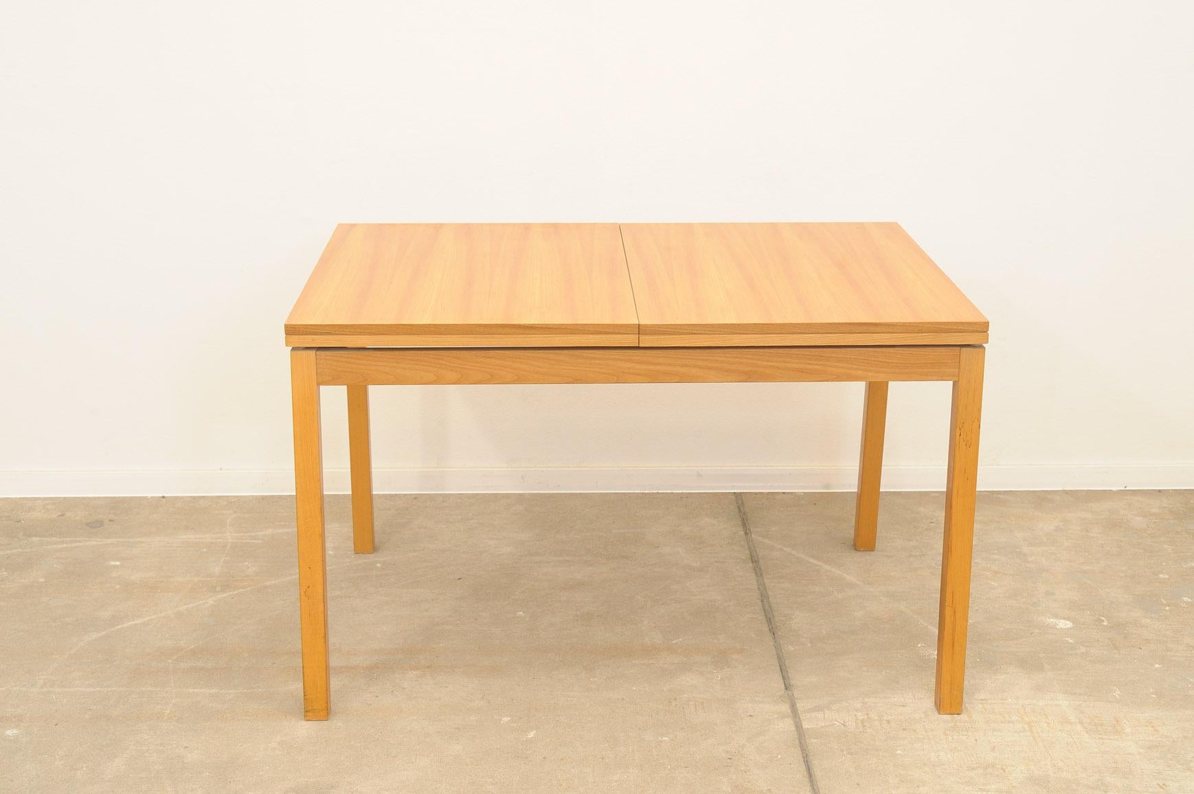 Dieser verstellbare Esstisch wurde in den 1970er Jahren von der Firma JITONA in der ehemaligen Tschechoslowakei hergestellt.  Es ist aus Ulmenholz gefertigt.  Die Länge ist verstellbar von 120 cm bis 170 cm. Der Tisch ist in einem sehr guten