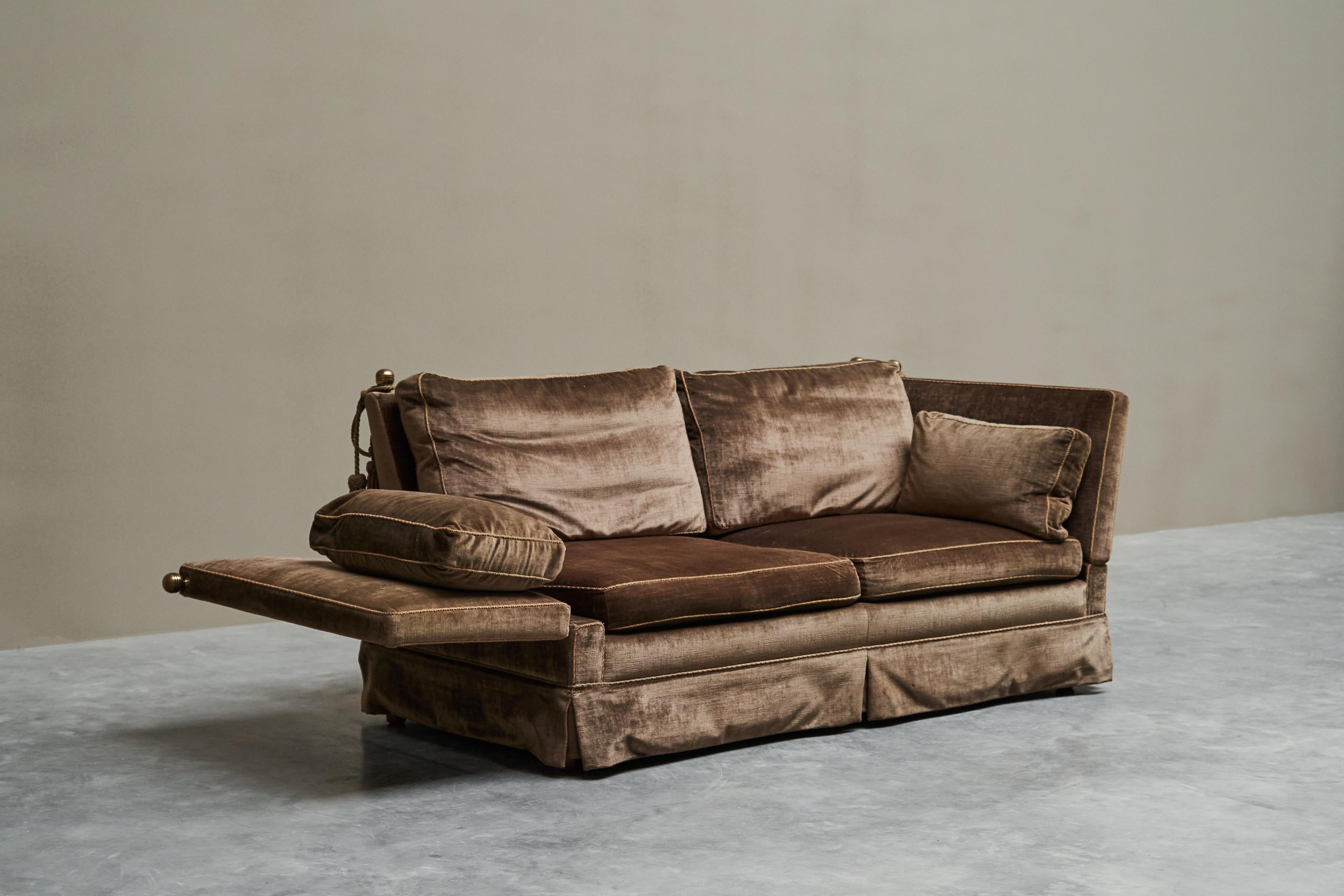 Mid-Century moderno Divano Foldes di metà secolo in velluto e ottone 1960 in vendita