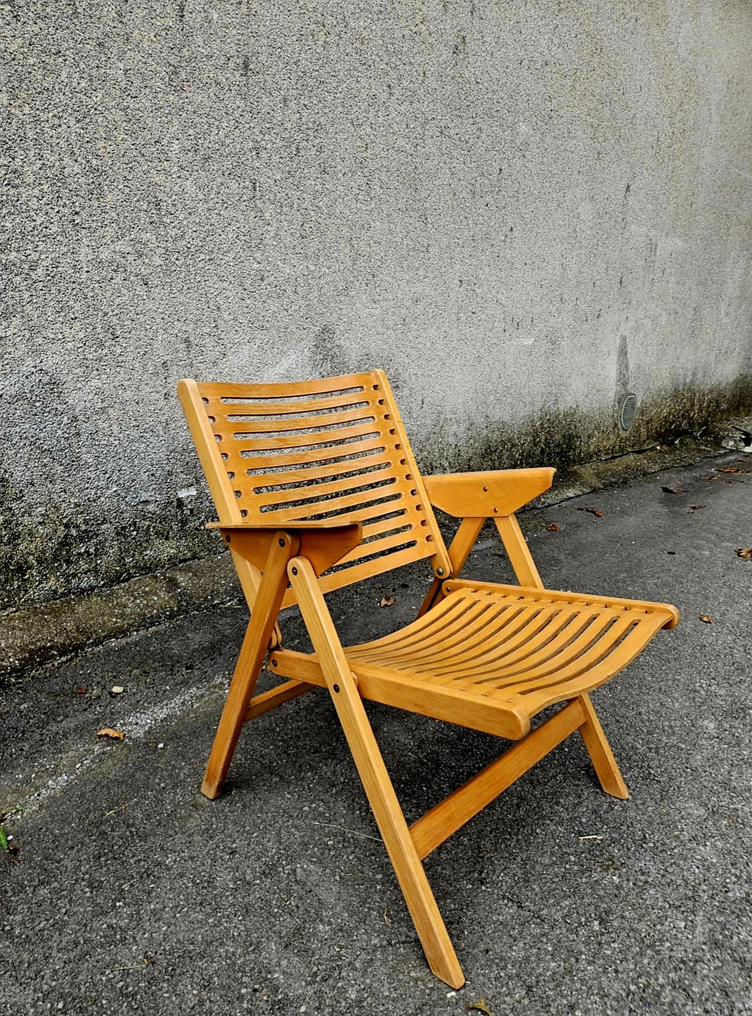 La sedia Foldes modello Mid Century Modern Rex è stata disegnata da Niko Kralj alla fine degli anni '50.
Prodotto da Stol Kamnik