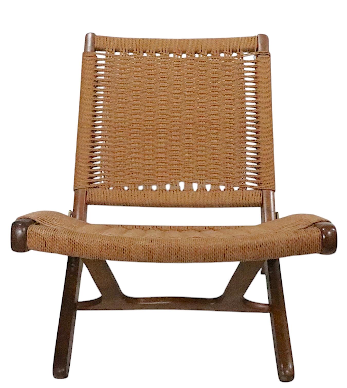 Mid Century Folding Lounge Chair made in Yugoslavia after Wegner In Good Condition For Sale In New York, NY