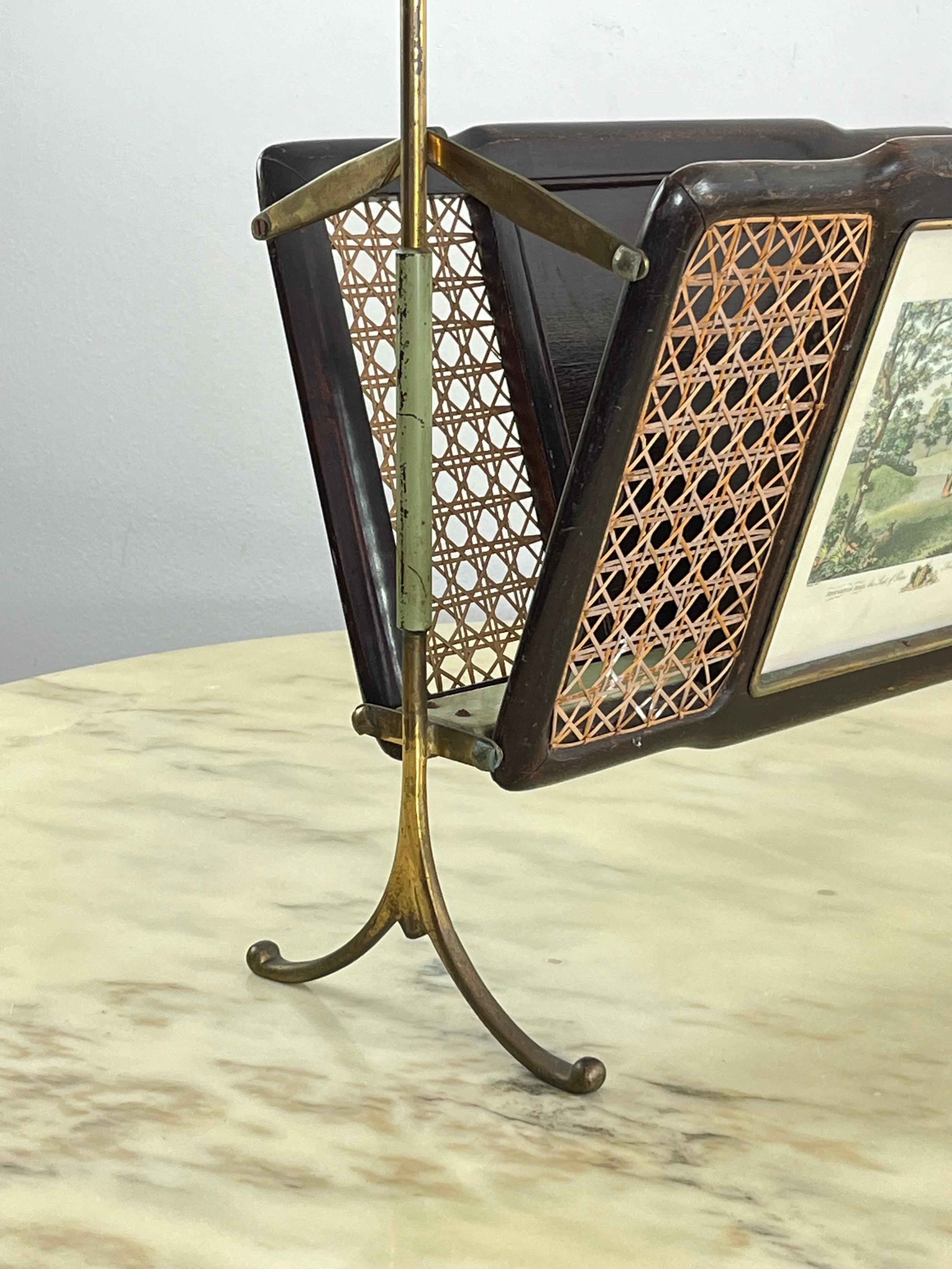 Mid-Century Folding Magazine Rack in Brass, Wood and Vienna Straw, 1940s In Good Condition For Sale In Palermo, IT