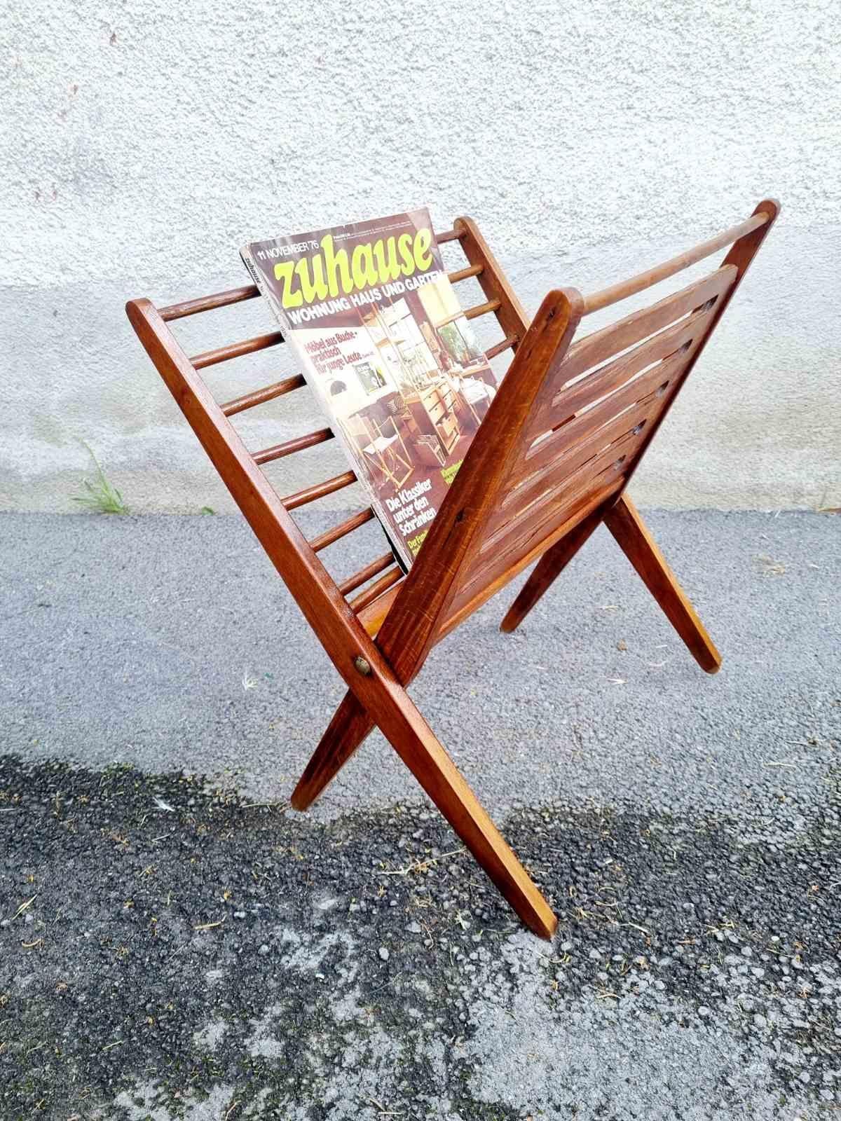 Il portariviste Mid Century Modern è stato prodotto da Nevco Yugoslavia negli anni '60. Può essere utilizzato anche come portadischi.
È realizzato in legno di faggio massiccio e può essere piegato.
Questo scaffale è un'aggiunta davvero fantastica al