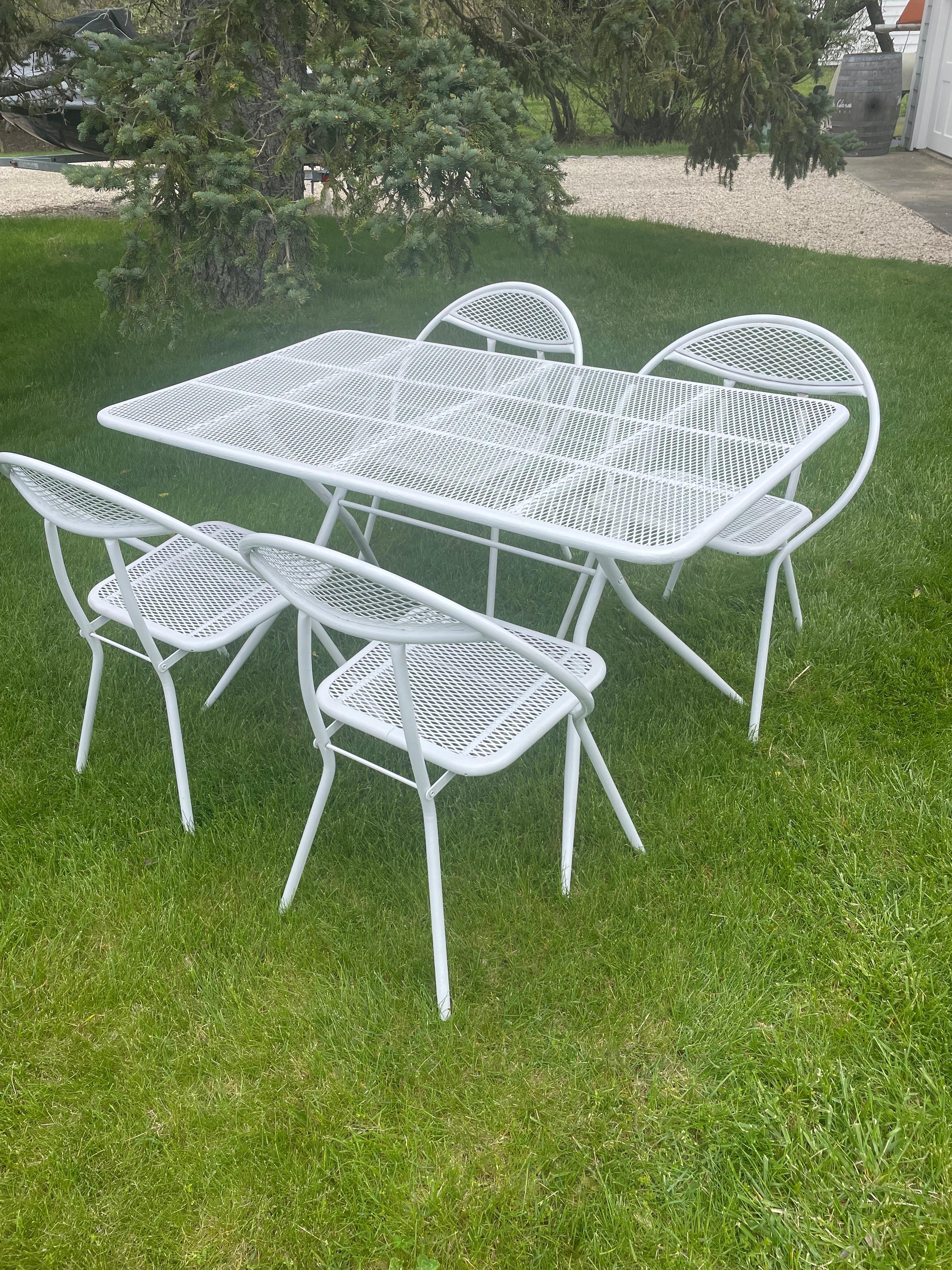 Questo bellissimo set di quattro sedie pieghevoli e un tavolo pieghevole è stato disegnato da Salterini e venduto negli Stati Uniti da Rid Jid negli anni Sessanta. È realizzato in rete di acciaio tubolare con sedie a forma di cerchio arrotondato che