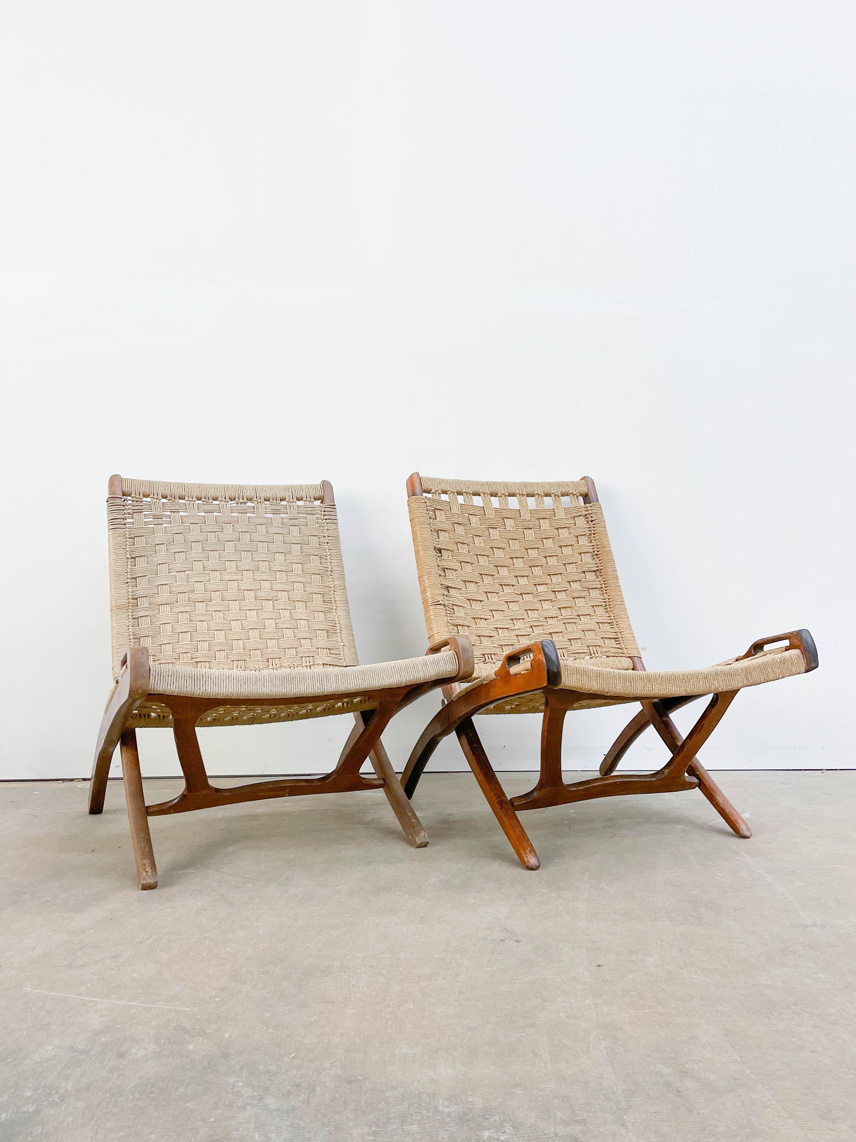 If this pair of popular folding chairs with rope seats and backs looks familiar, it is because it is closely based on Hans Wegner's famous chair design. This stunning pair of mid-century modern rope chairs looks just like Wegner's iconic chairs, and