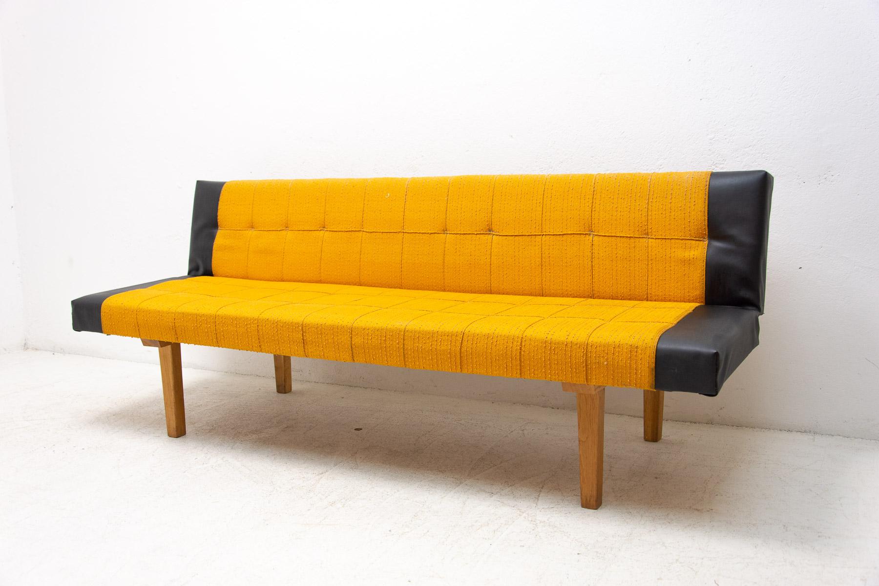 Mid century folding sofa-bench by Miroslav Navrátil, made in the former Czechoslovakia in the 1970s. It features very attractive and simple design. Material: fabric, beechwood, leatherette.
The bench is in good Vintage condition.

Length 195