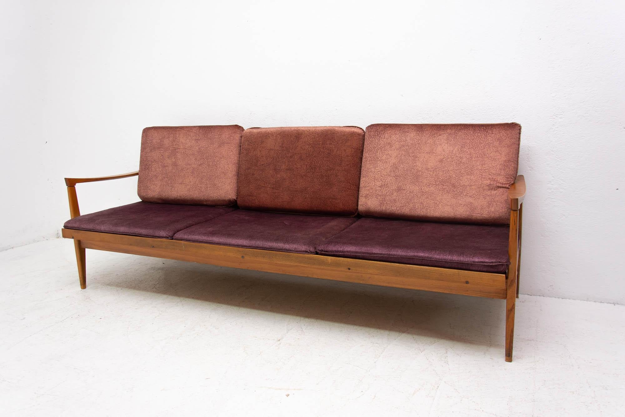 Midcentury Folding Sofa in Scandinavian Style, 1970s, Czechoslovakia In Good Condition In Prague 8, CZ