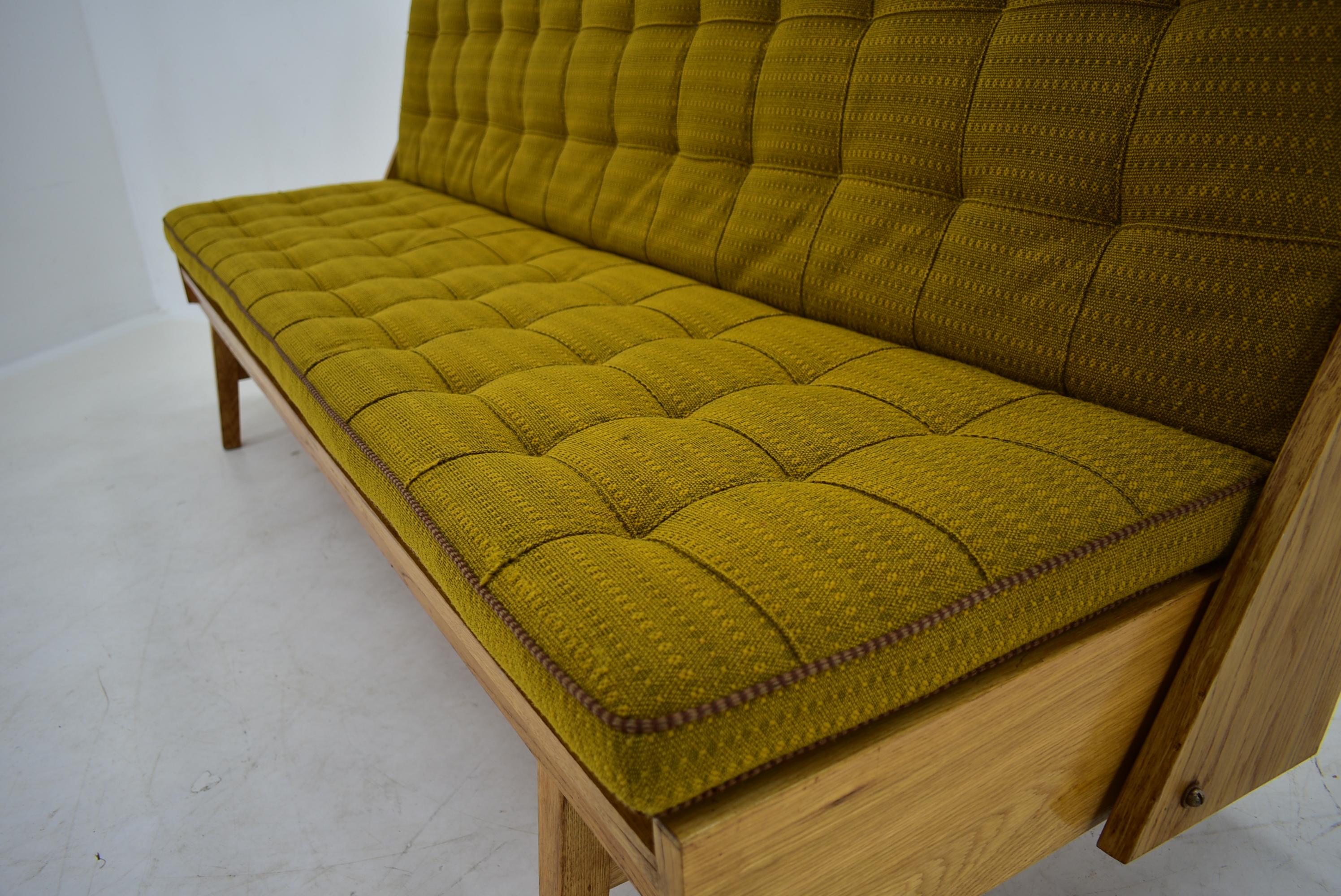 Mid-century folding sofa or daybed, 1960's.
Made in Czechoslovakia
Made of fabric, wood
Good original condition.
Cleaned
When unfolded, size 87cm
Seat Height 43cm

