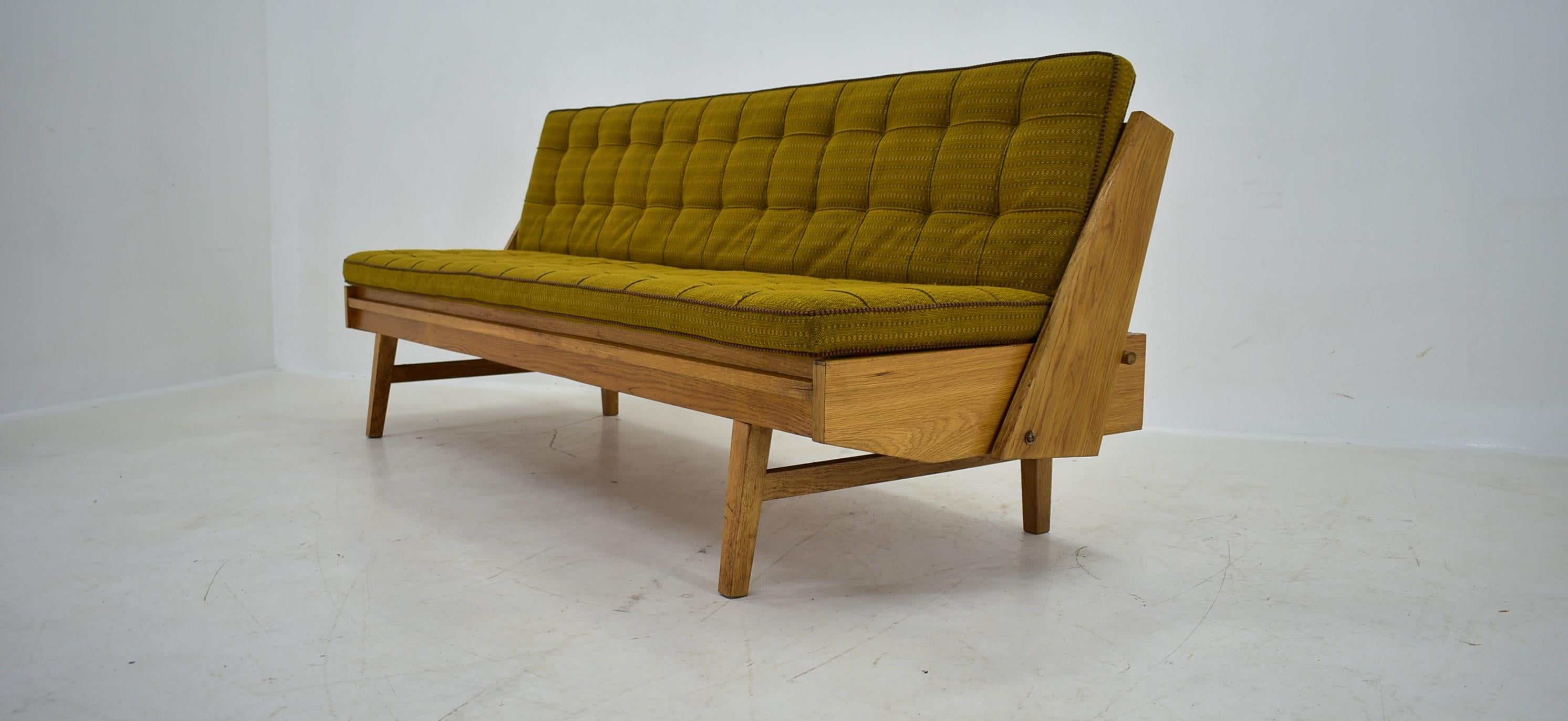 Mid-century folding sofa or daybed, 1960's.
Made in Czechoslovakia
Made of fabric, wood
Good original condition.
Cleaned
When unfolded, size 87cm
Seat Height 43cm
