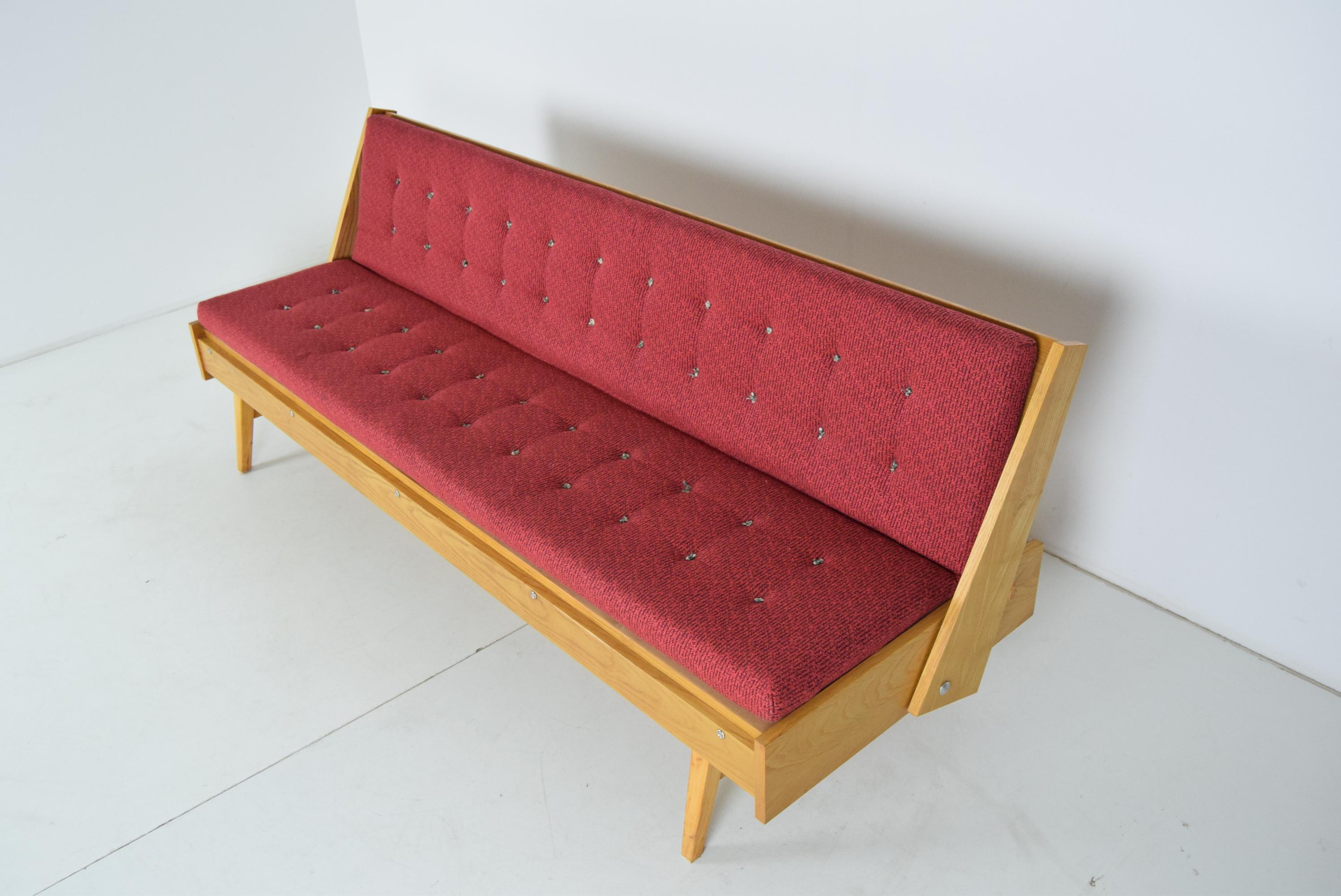Canapé pliant ou lit de jour du milieu du siècle, années 1960.
Fabriqué en Tchécoslovaquie
Fabriqué en tissu, bois
État original.